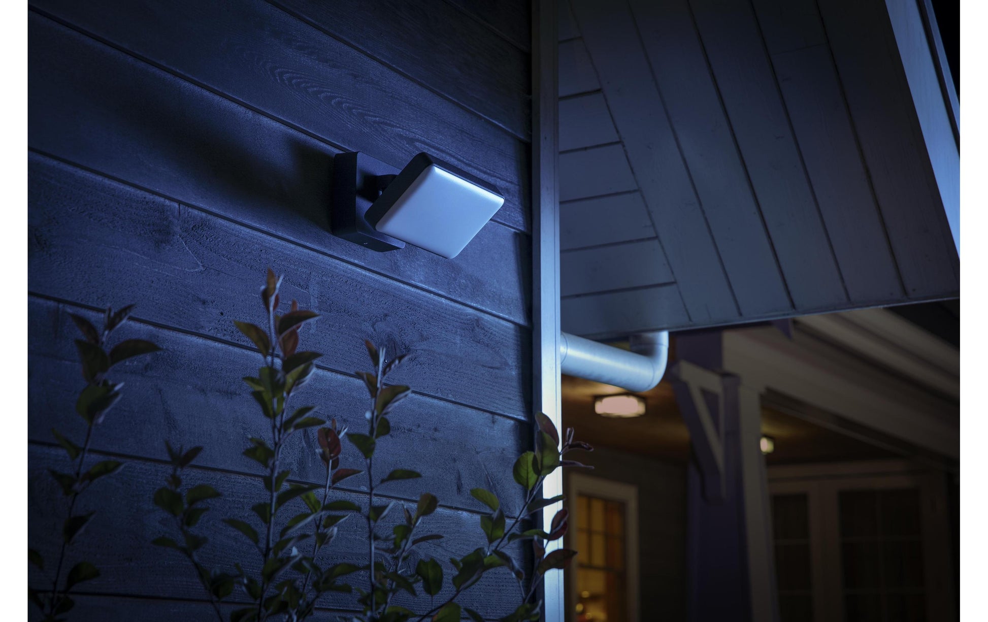 Philips by Signify Philips Hue Aussenwandleuchte – 22×15,3 cm – 2600 lm, 41 W – Warmweiss, 2700 K – IP44 – Netzbetrieb – ZigBee
