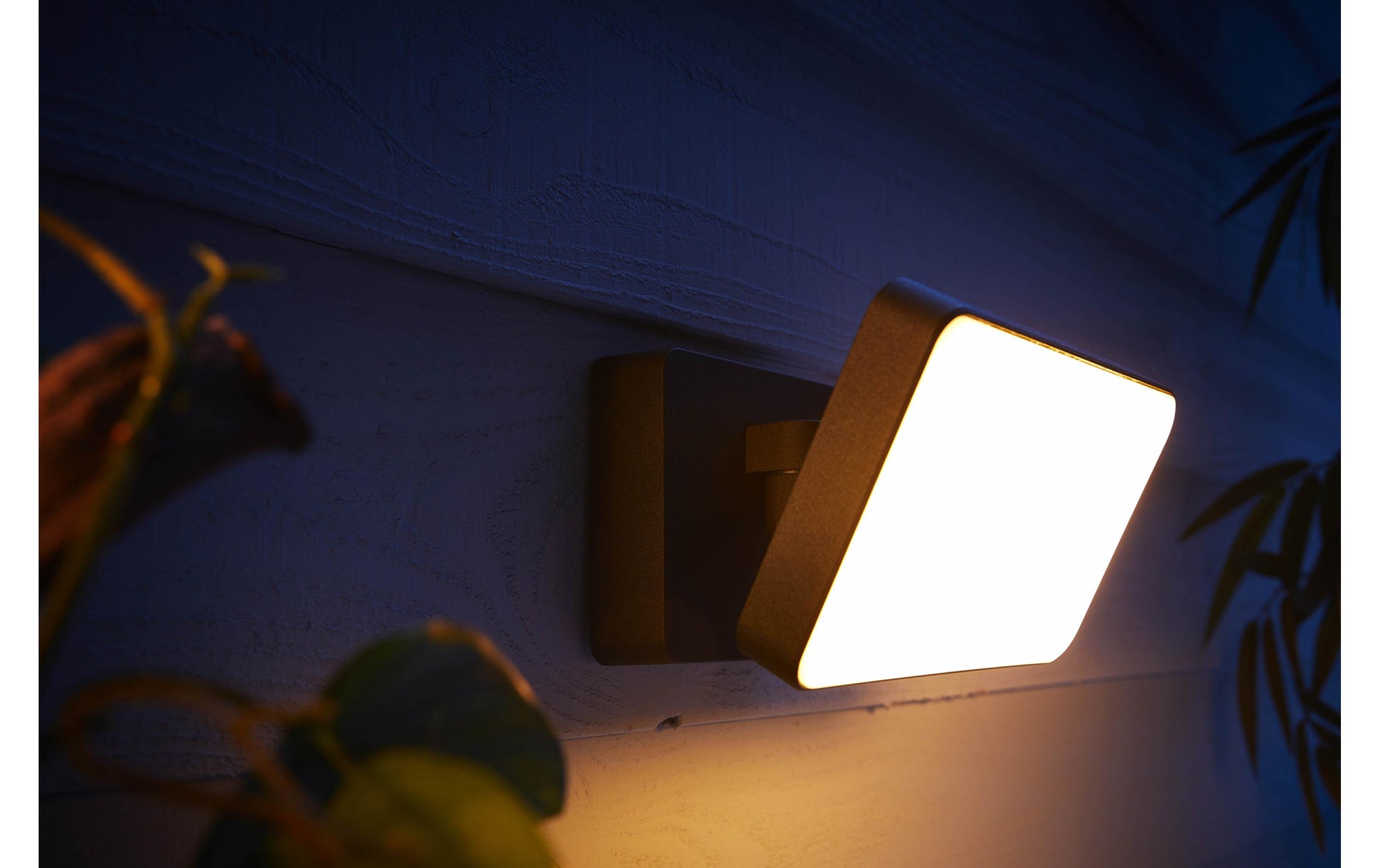 Philips by Signify Philips Hue Aussenwandleuchte – 22×15,3 cm – 2600 lm, 41 W – Warmweiss, 2700 K – IP44 – Netzbetrieb – ZigBee