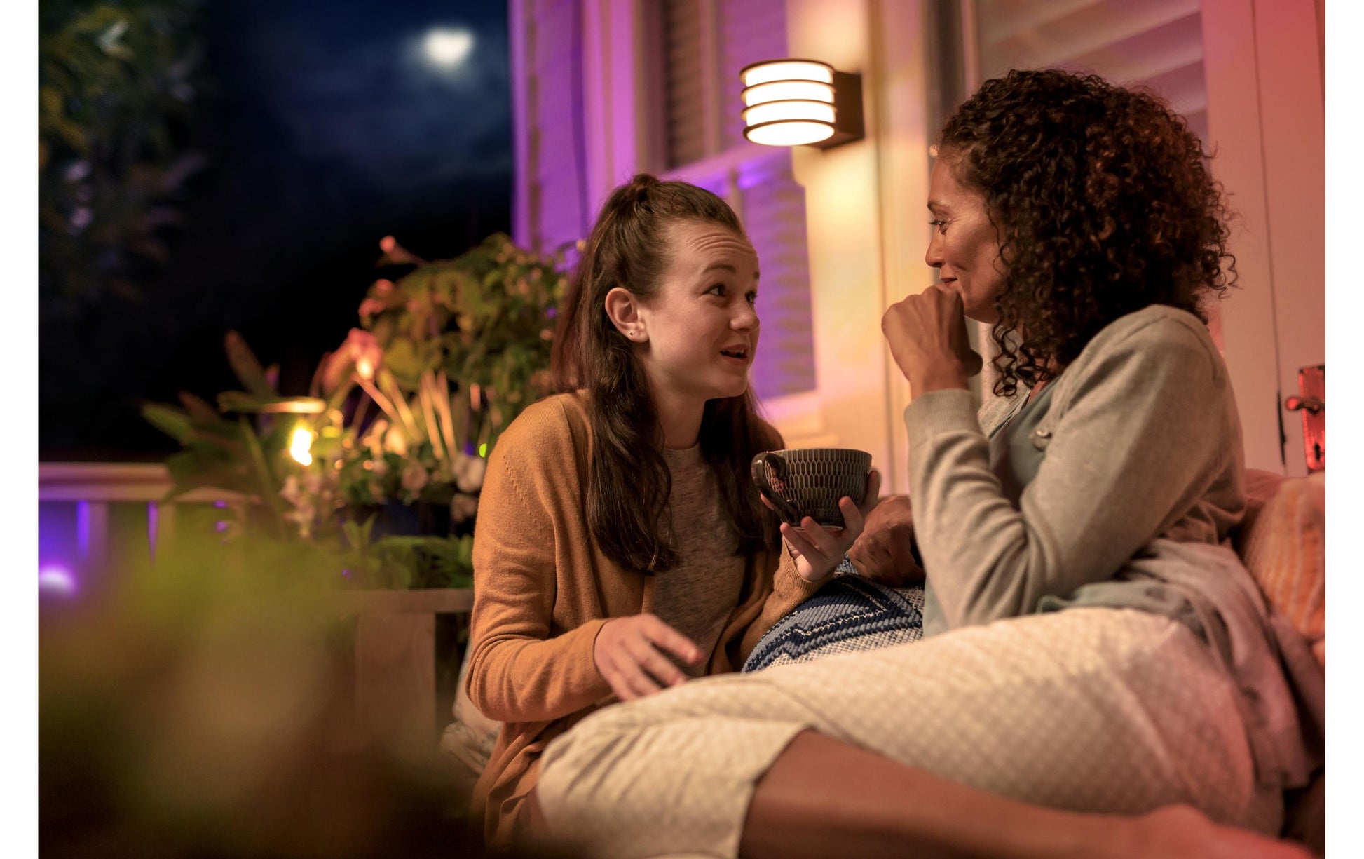 Philips by Signify Philips Hue Aussenwandleuchte – 2700 K – IP44 – Netzbetrieb – Zigbee – für Philips Hue – dimmbar – Aluminium