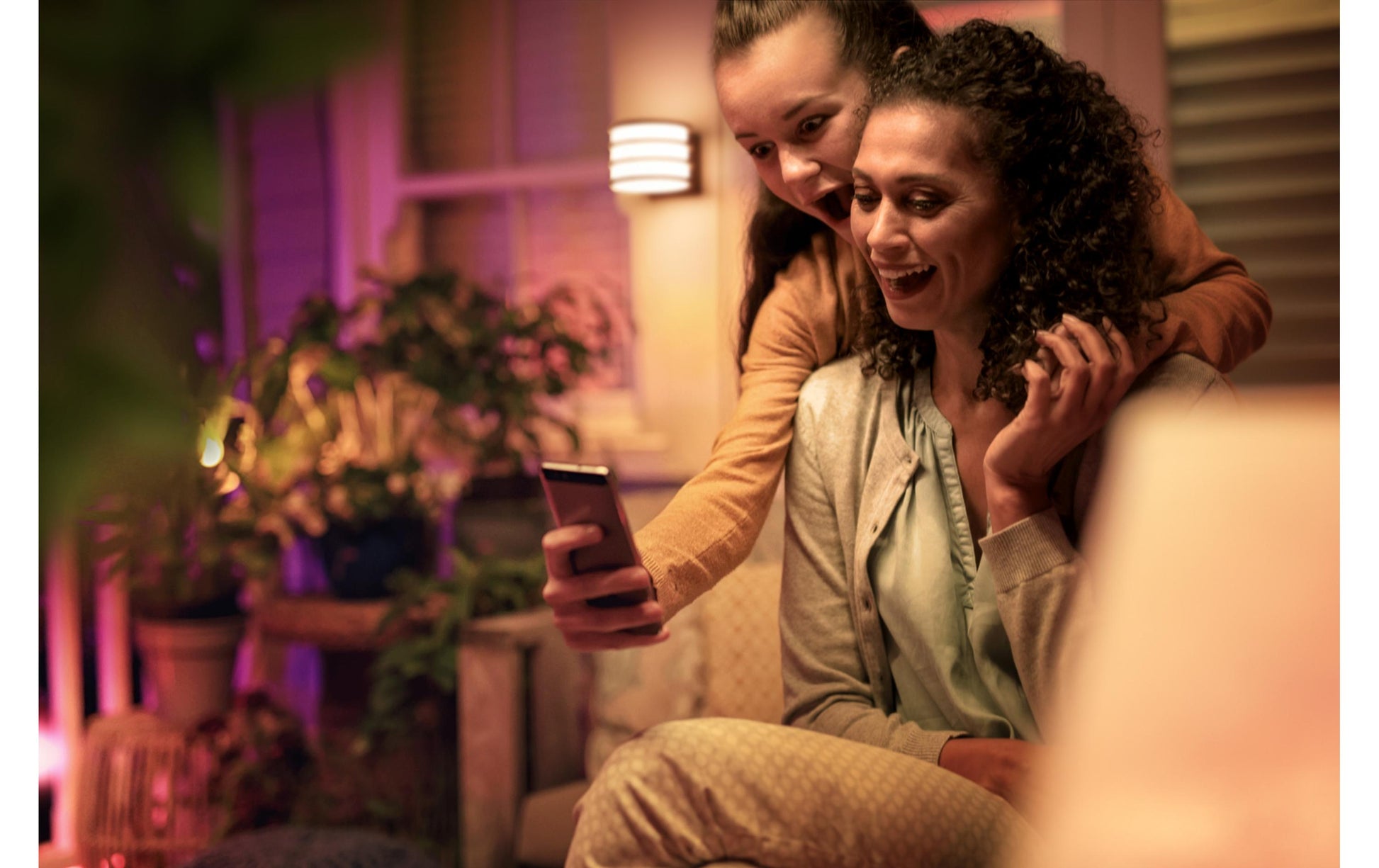 Philips by Signify Philips Hue Aussenwandleuchte – 2700 K – IP44 – Netzbetrieb – Zigbee – für Philips Hue – dimmbar – Aluminium