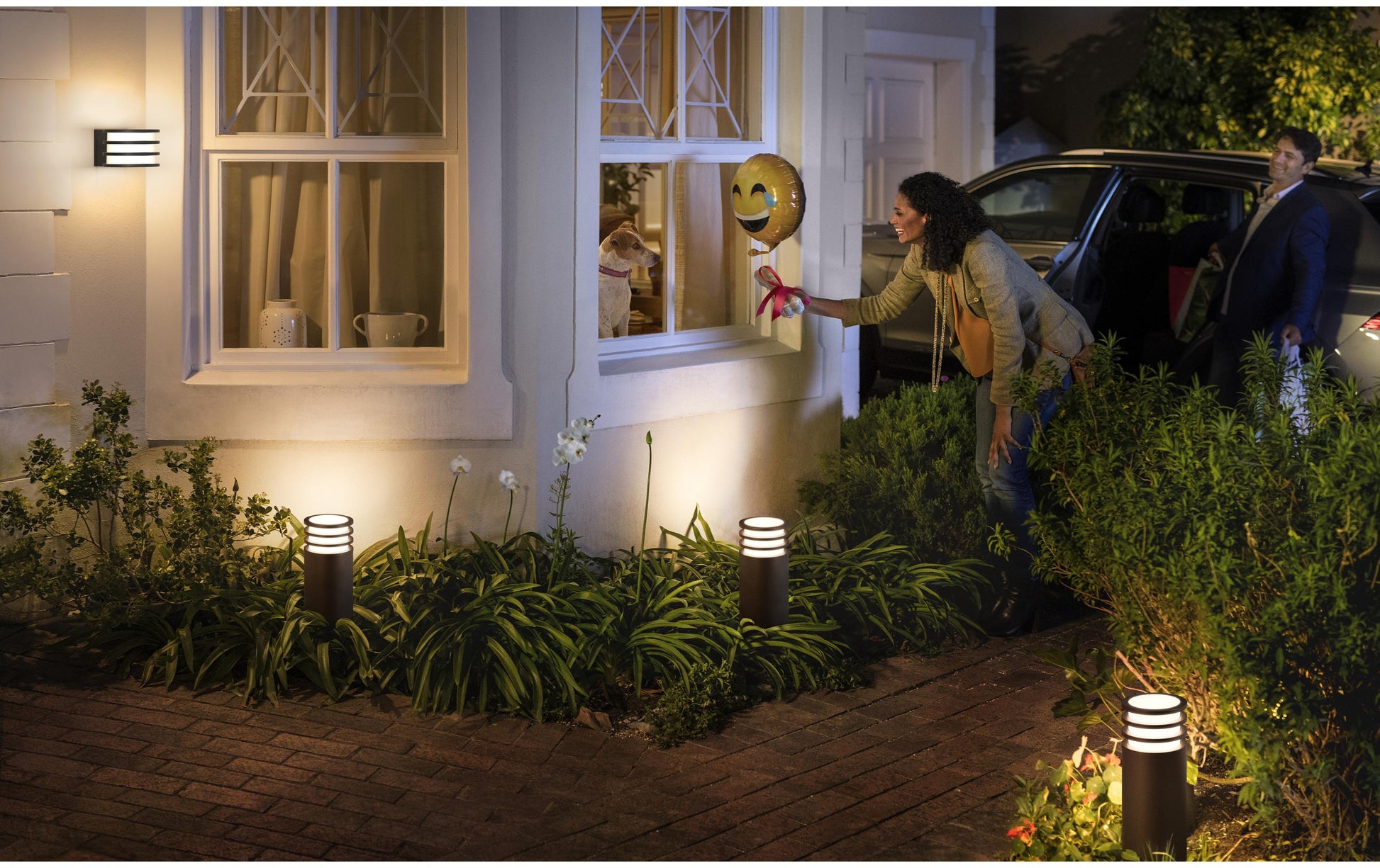 Philips by Signify Philips Hue Aussenwandleuchte – 2700 K – IP44 – Netzbetrieb – Zigbee – für Philips Hue – dimmbar – Aluminium