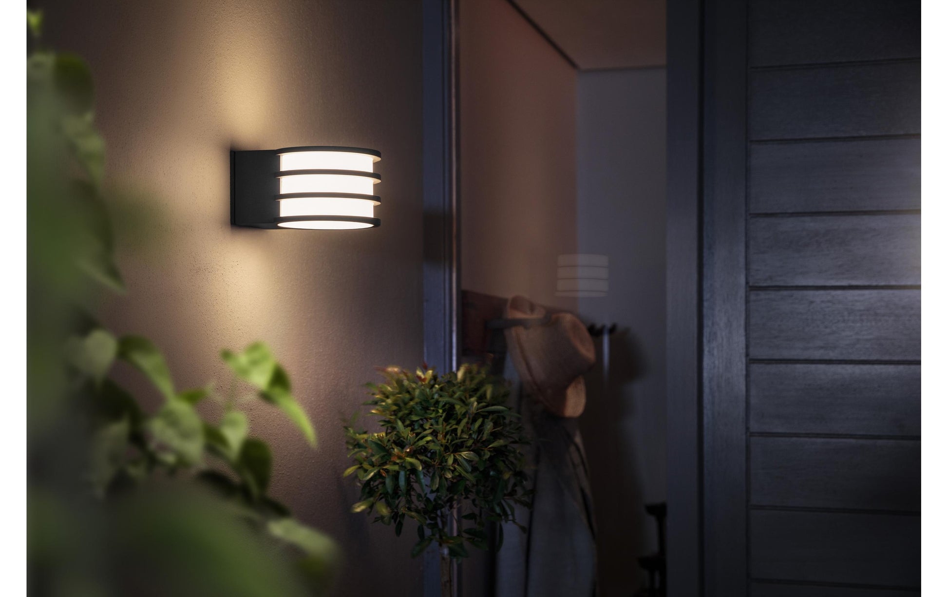 Philips by Signify Philips Hue Aussenwandleuchte – 2700 K – IP44 – Netzbetrieb – Zigbee – für Philips Hue – dimmbar – Aluminium