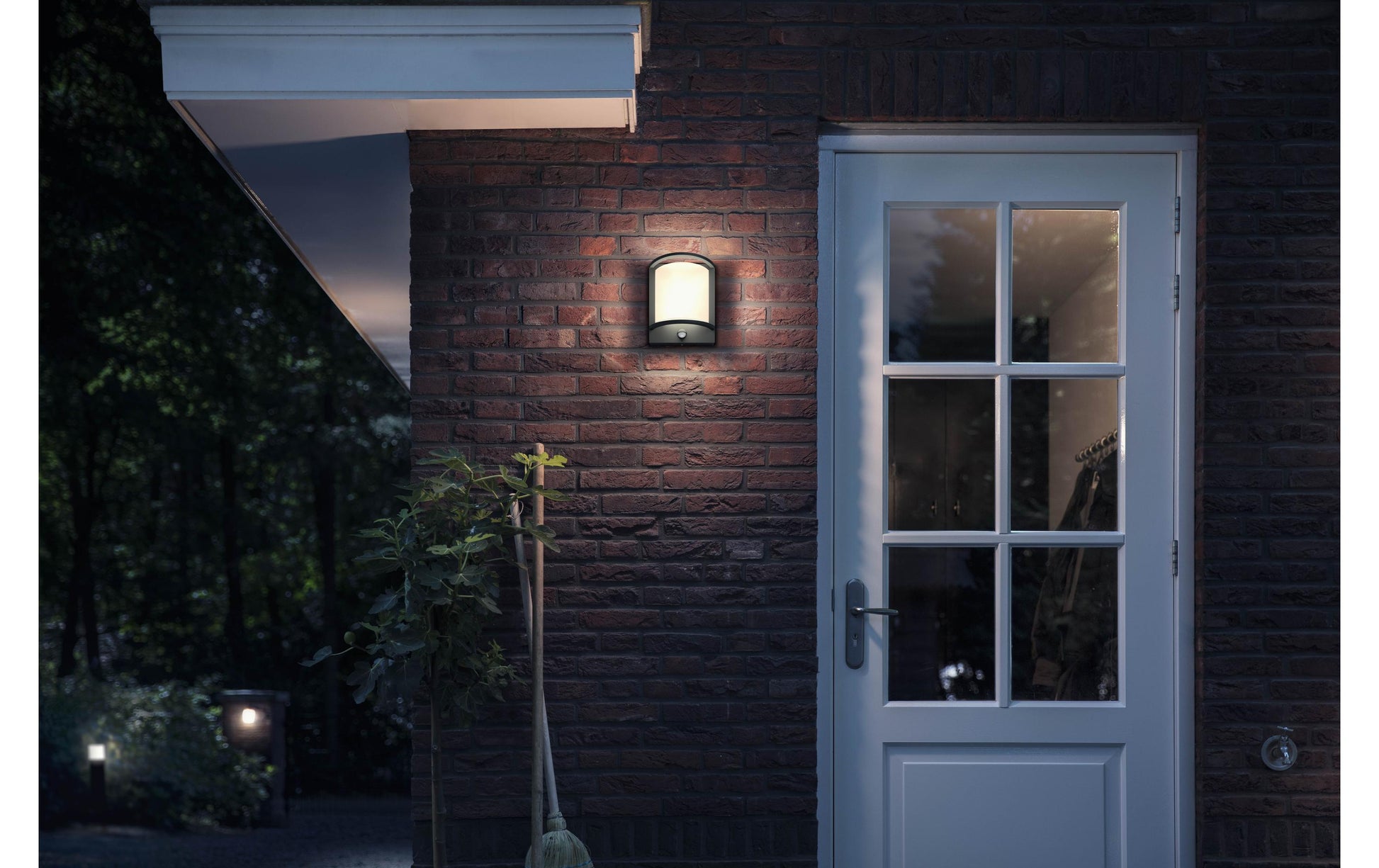 Philips by Signify Philips Aussenwandleuchte – Warmweiss, 2700 K – IP44 – Netzbetrieb – mit Bewegungsmelder – Grau – Aluminium