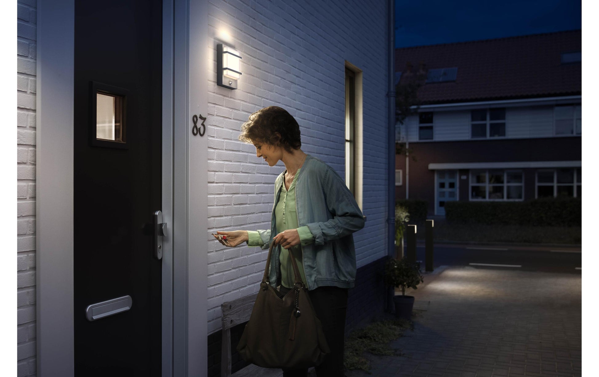 Philips by Signify Philips Aussenwandleuchte – 2700 K – IP44 – Netzbetrieb – mit Bewegungsmelder – Anthrazit, Aluminium