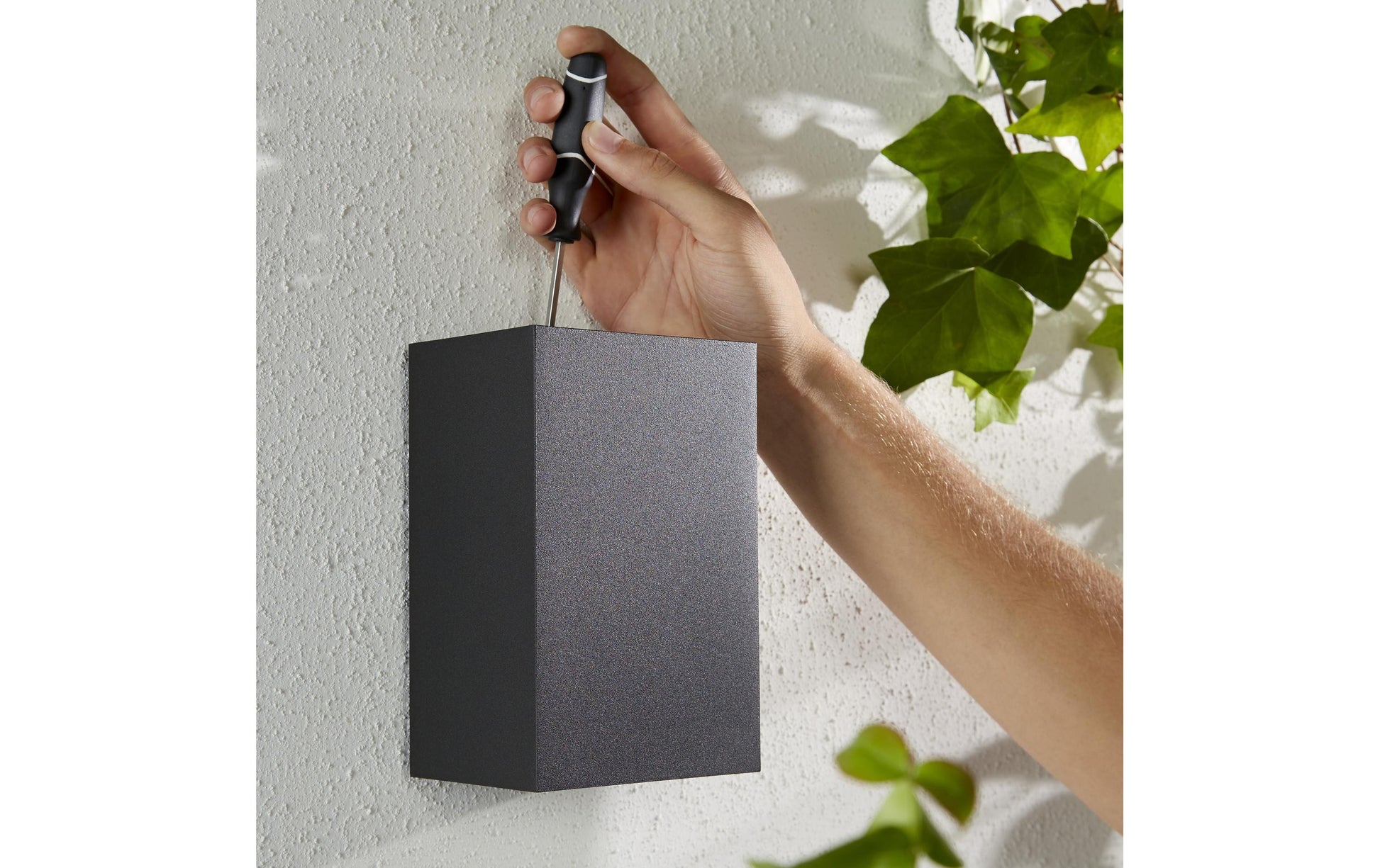 Philips by Signify Philips Hue Aussenwandleuchte – für Philips Hue (Hue Bridge erforderlich) – dimmbar – Schwarz – Aluminium