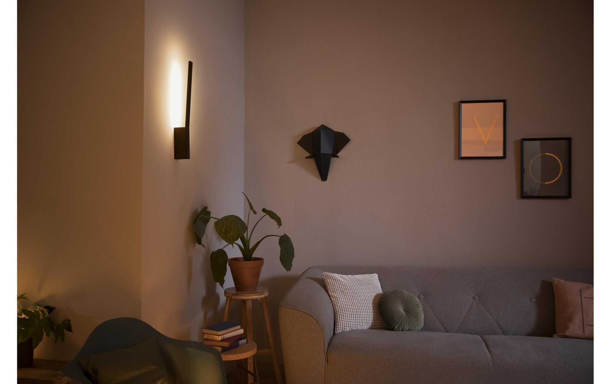 Philips by Signify Philips Hue Wandleuchte White & Color Ambiance – 850 lm, 12,2 W, 2000–6500 K, dimmbar, Bluetooth/ZigBee, schwarz