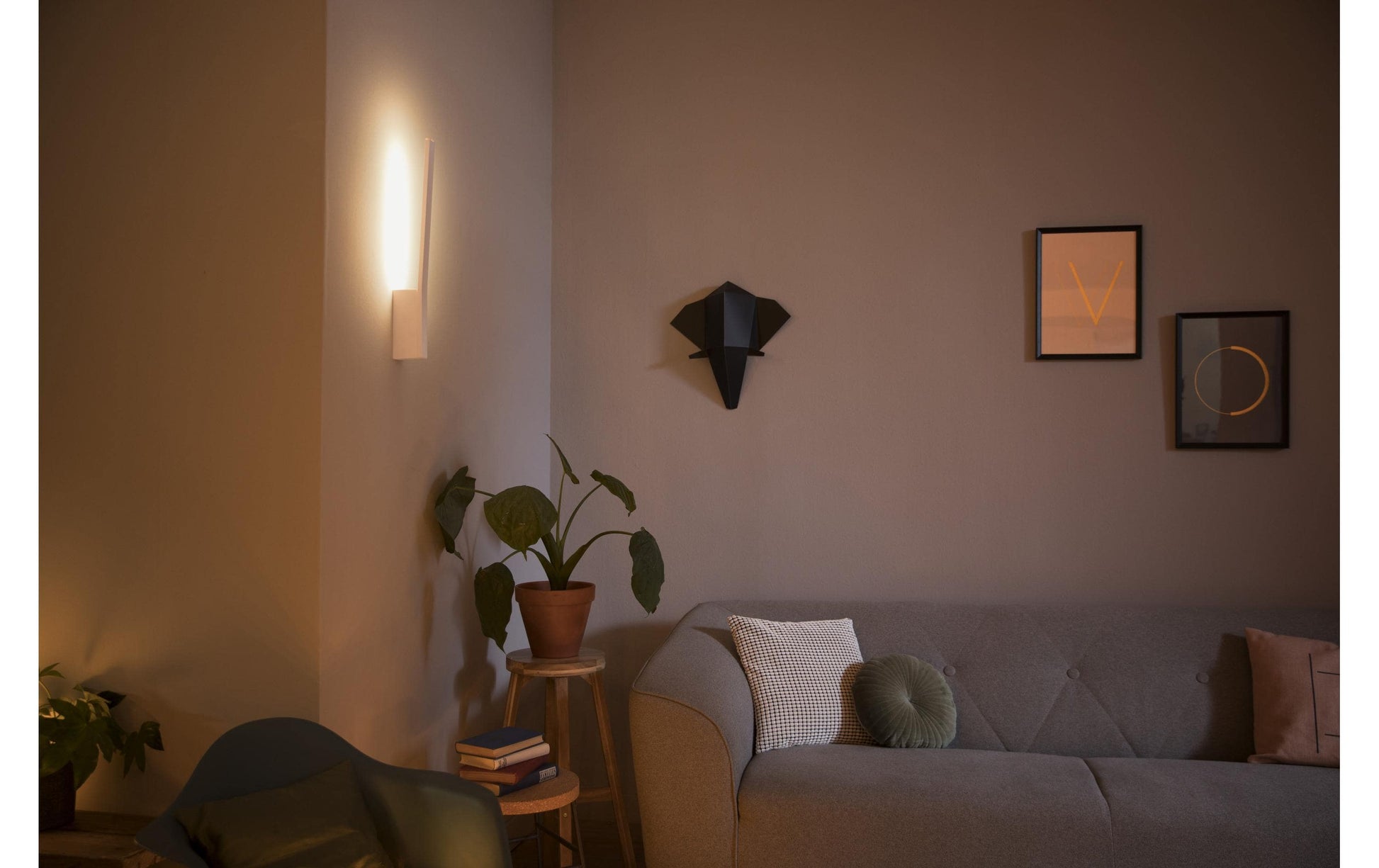 Philips by Signify Philips Hue Wandleuchte Liane – 2000–6500 K, 850 lm, 12,2 W, dimmbar, BT, für Philips Hue, weiss