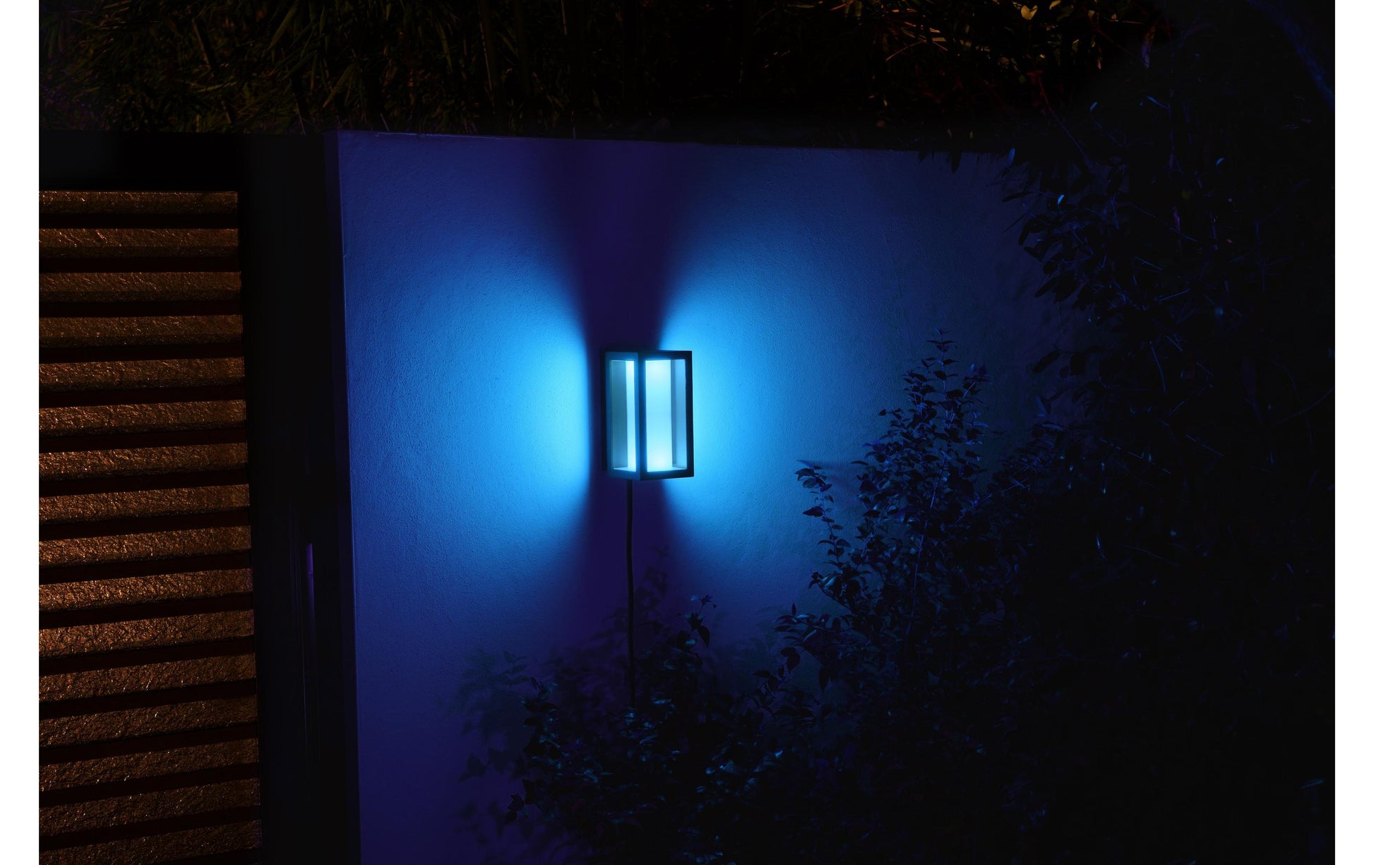 Philips by Signify Philips Hue Aussenwandleuchte – 8 W, RGBW, 2000–6500 K, IP44, Netzbetrieb, ZigBee – dimmbar, Schwarz, Metall