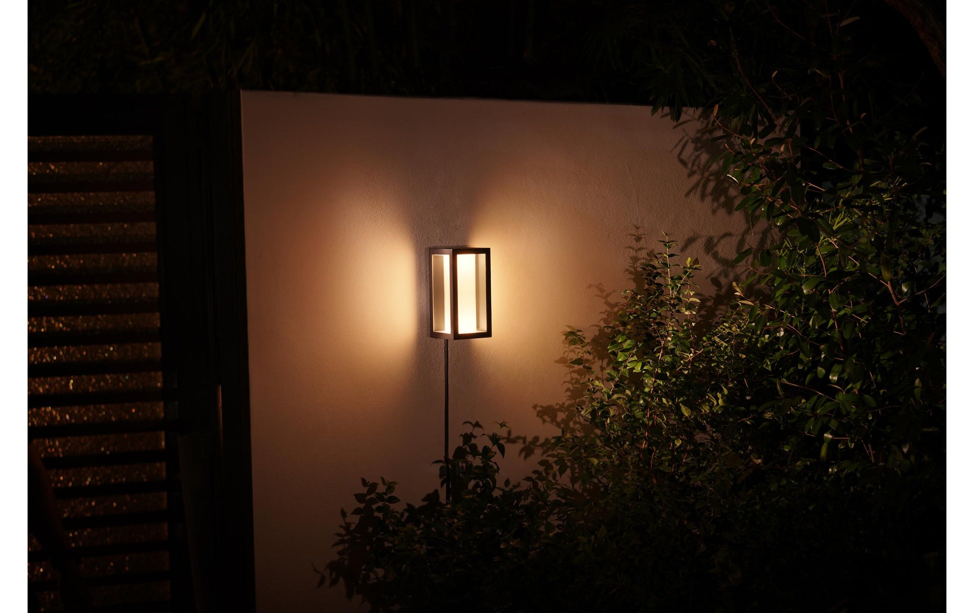 Philips by Signify Philips Hue Aussenwandleuchte – 8 W, RGBW, 2000–6500 K, IP44, Netzbetrieb, ZigBee – dimmbar, Schwarz, Metall