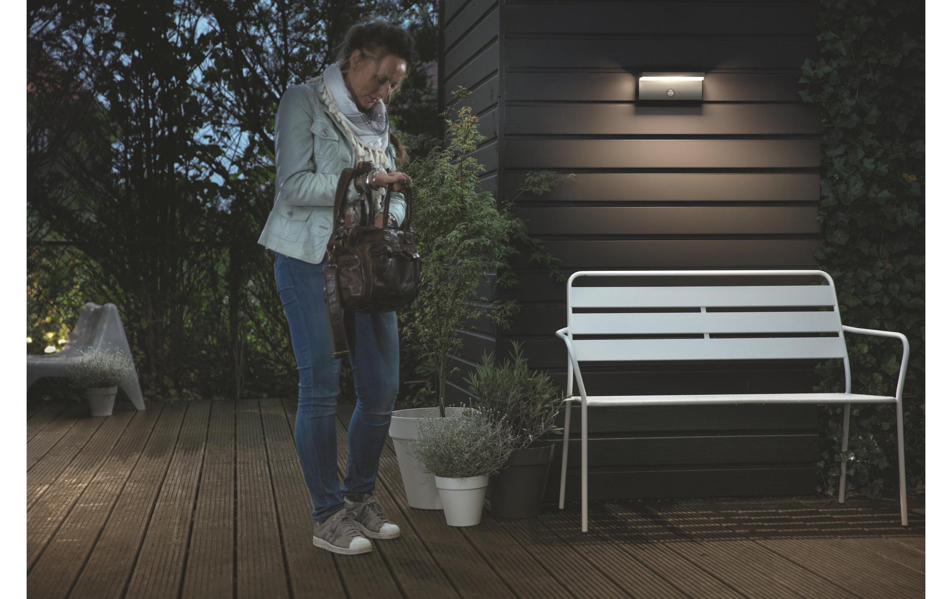 Philips by Signify Philips Aussenwandleuchte – 2700 K – IP44 – Netzbetrieb – mit Bewegungsmelder – Anthrazit – Kunststoff