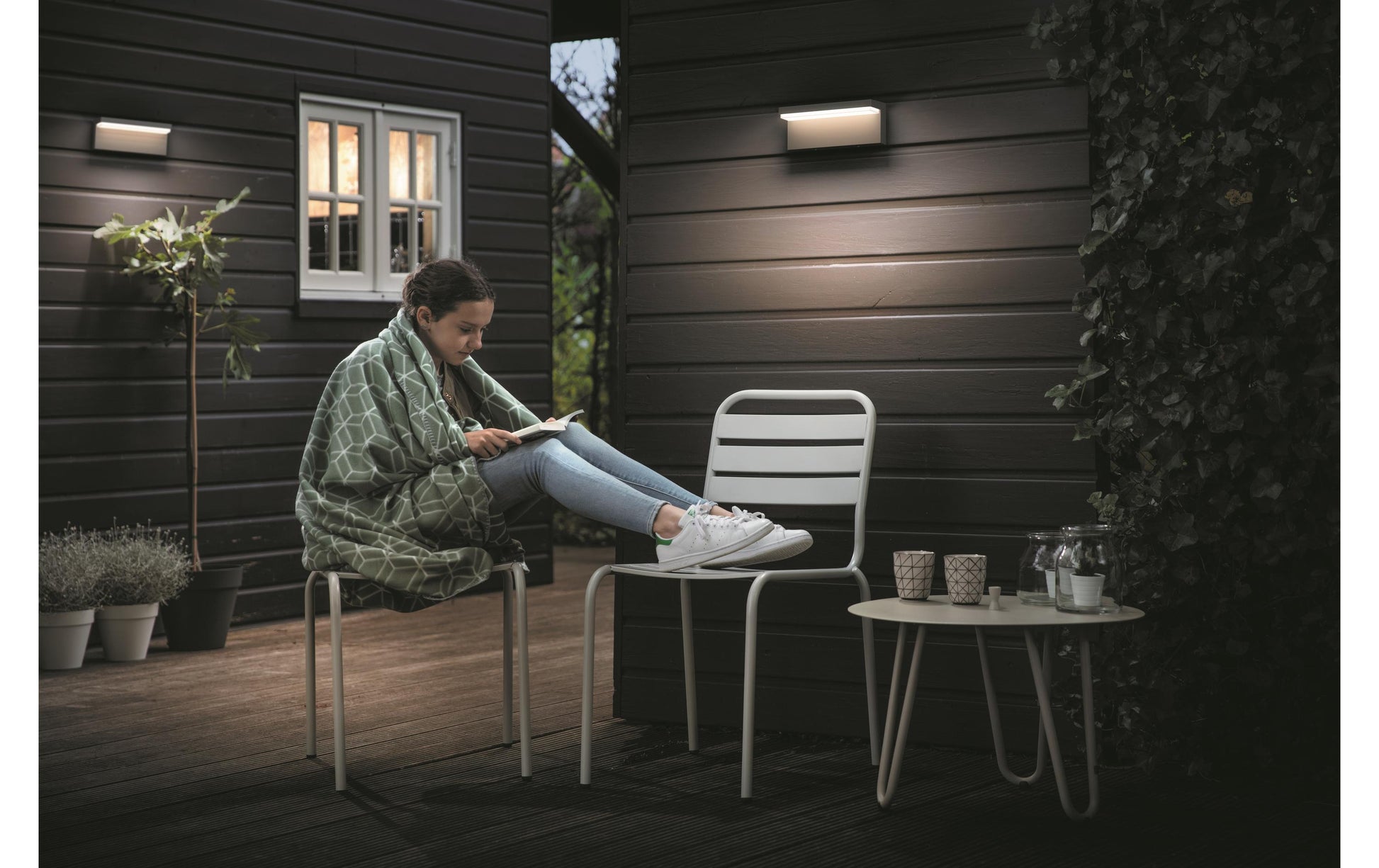 Philips by Signify Philips Aussenwandleuchte – 1 000 lm, 9 W – Warmweiss, 2700 K – IP44 – Netzbetrieb – Anthrazit – Aluminium