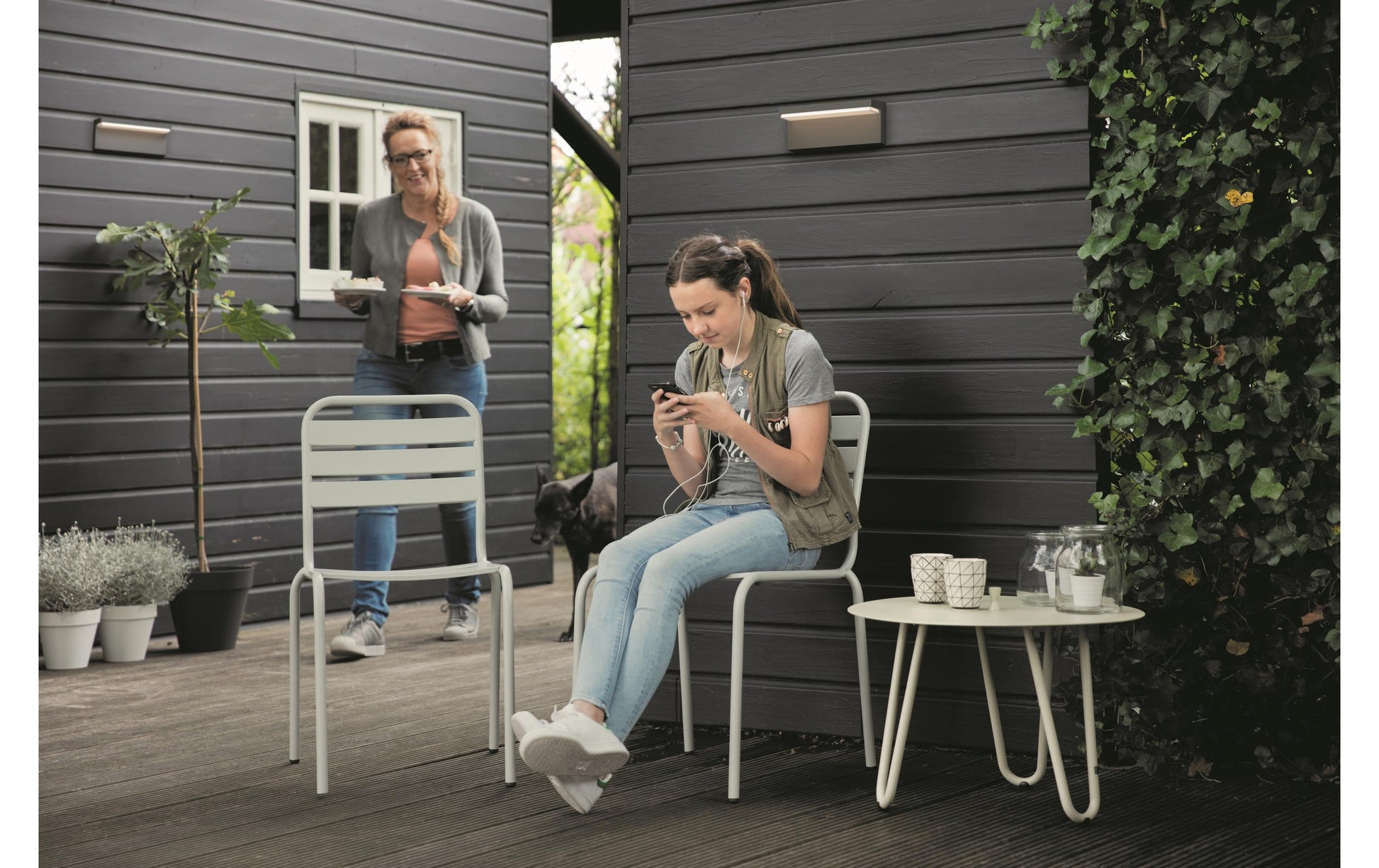 Philips by Signify Philips Aussenwandleuchte – 1 000 lm, 9 W – Warmweiss, 2700 K – IP44 – Netzbetrieb – Anthrazit – Aluminium
