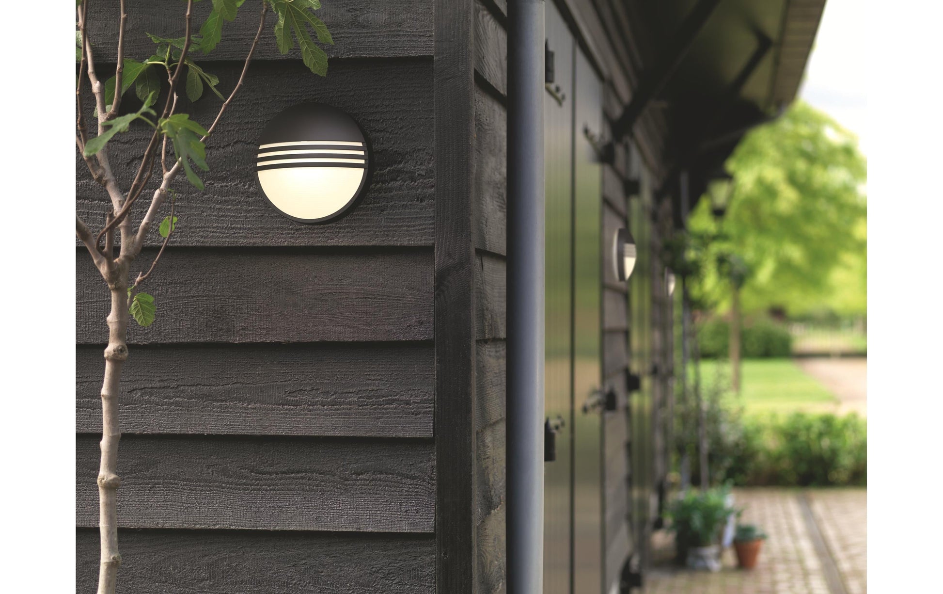 Philips by Signify Philips Aussenwandleuchte – 600 lm, 6 W – Warmweiss, 2700 K – IP44 – Netzbetrieb – Schwarz – Kunststoff