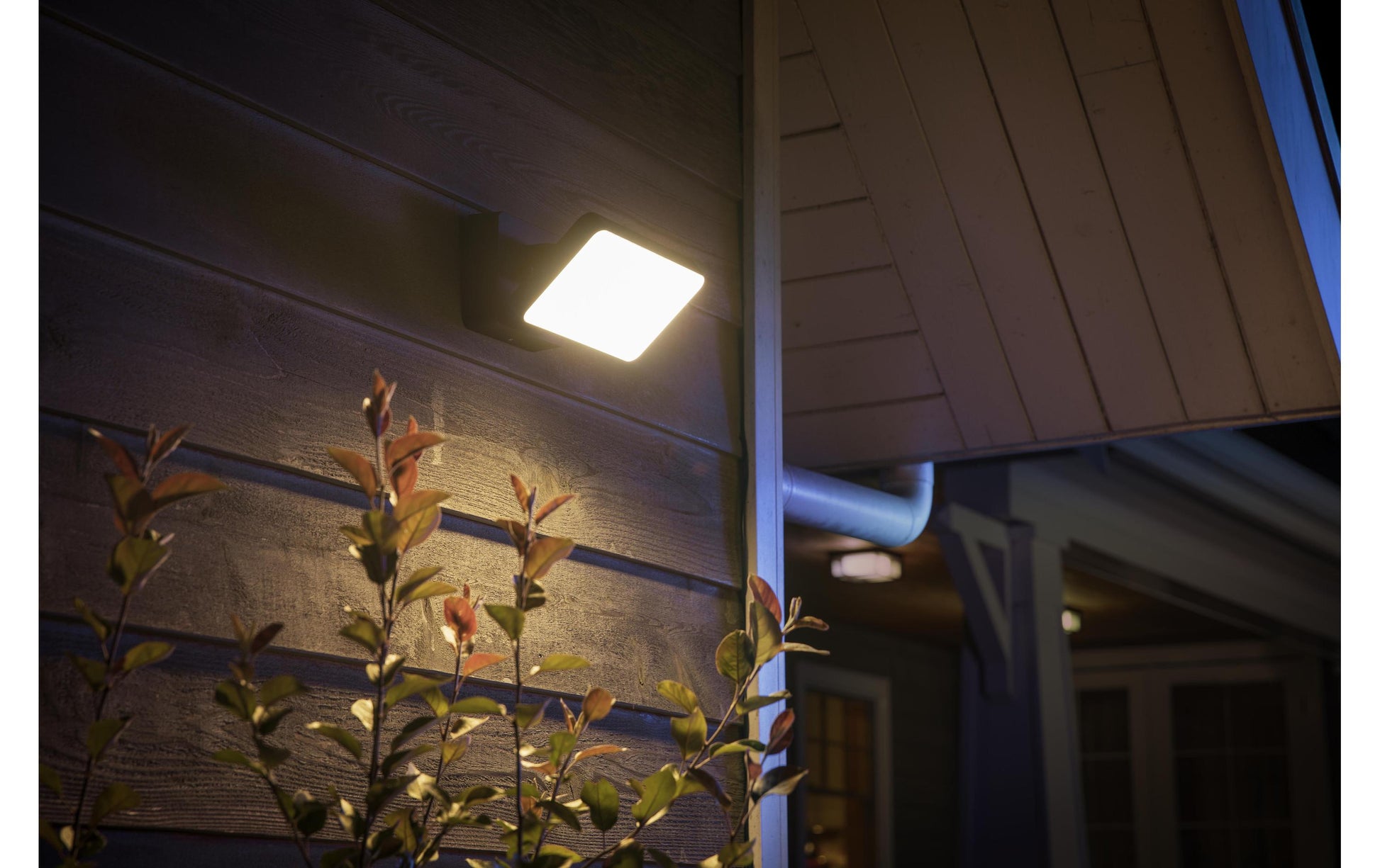 Philips by Signify Philips Hue Aussenwandleuchte – ZigBee – für Philips Hue – schwenkbar, dimmbar – Schwarz – Metall
