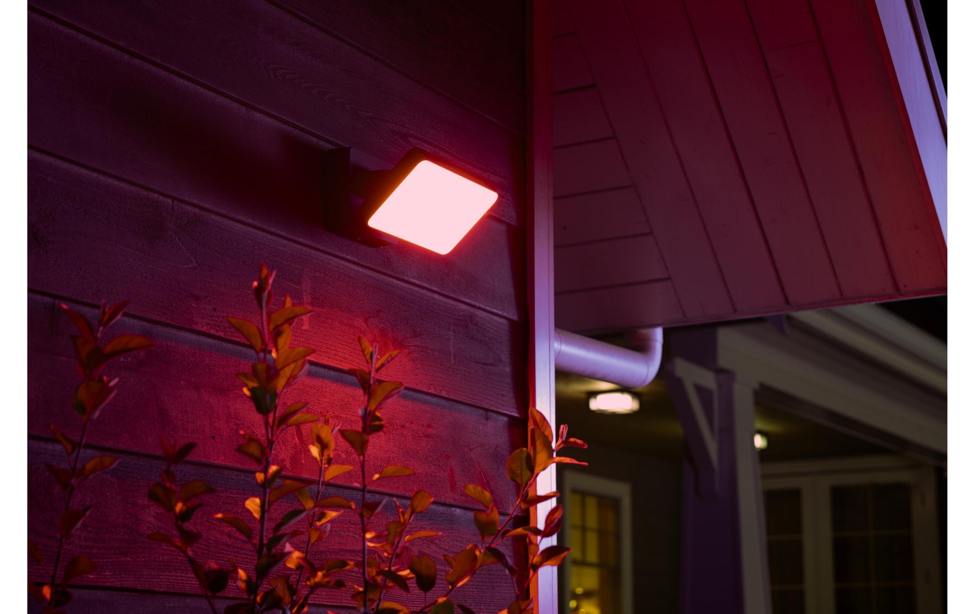 Philips by Signify Philips Hue Aussenwandleuchte – ZigBee – für Philips Hue – schwenkbar, dimmbar – Schwarz – Metall