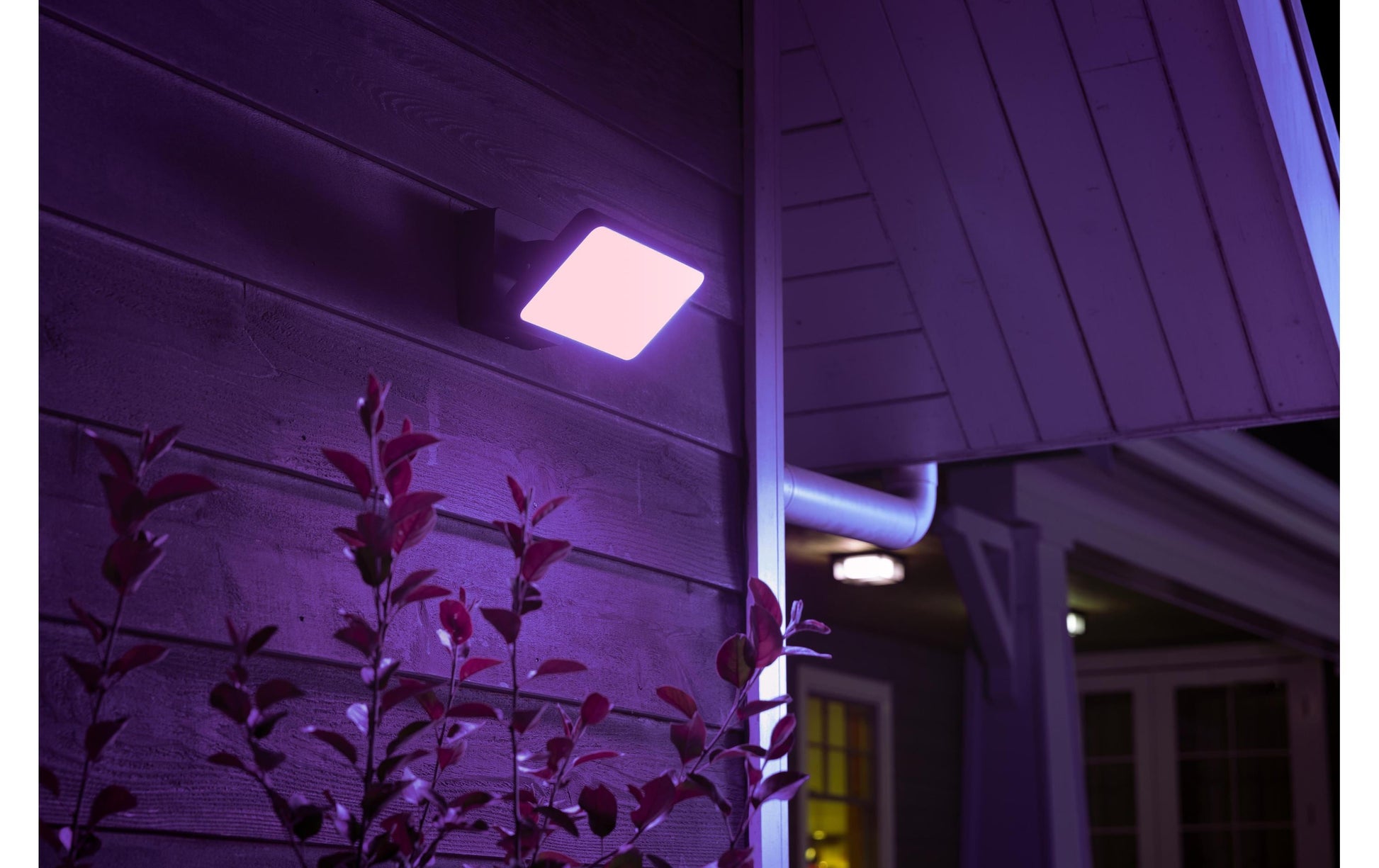 Philips by Signify Philips Hue Aussenwandleuchte – ZigBee – für Philips Hue – schwenkbar, dimmbar – Schwarz – Metall