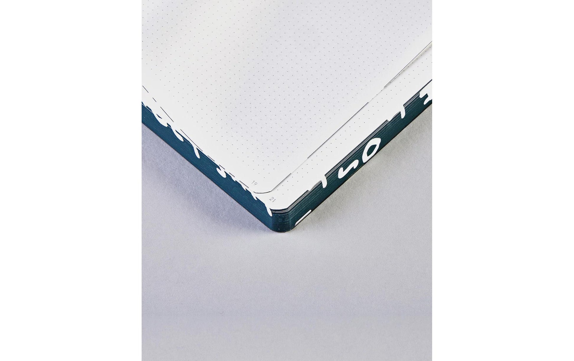 nuuna Notizbuch – 108 × 151 mm – 176 Seiten – 120 g/m² – Softcover, abgerundete Kanten – schwarz/weiß