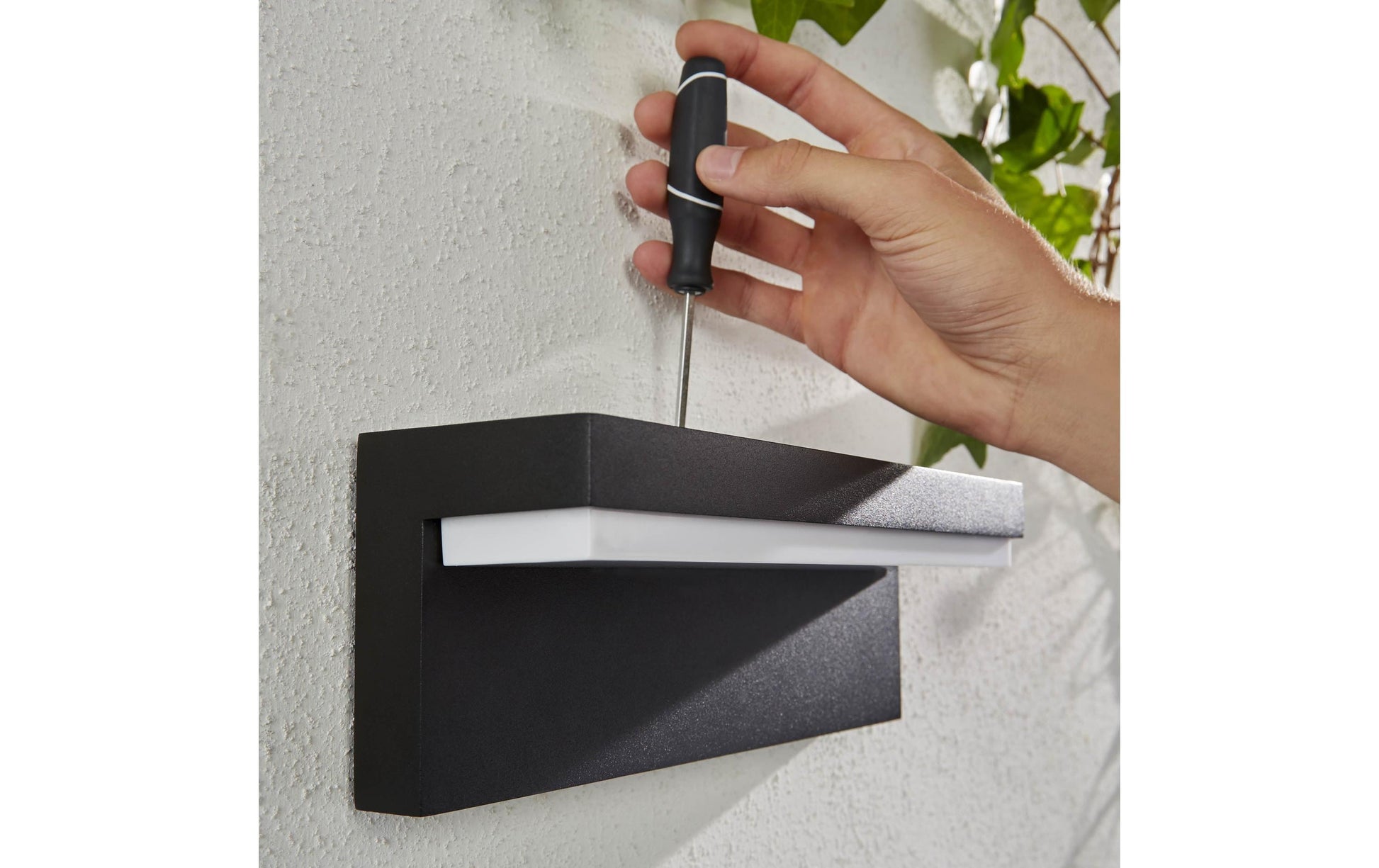 Philips by Signify Philips Hue Aussenwandleuchte – 13,5 W – Netzbetrieb – für Alexa, Google, HomeKit (u. a.) – dimmbar – Schwarz