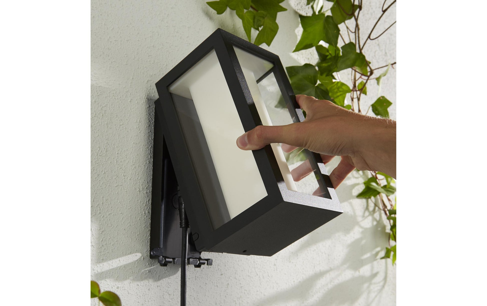 Philips by Signify Philips Hue Aussenwandleuchte – 8 W, RGBW, 2000–6500 K, IP44, Netzbetrieb, ZigBee – dimmbar, Schwarz, Metall