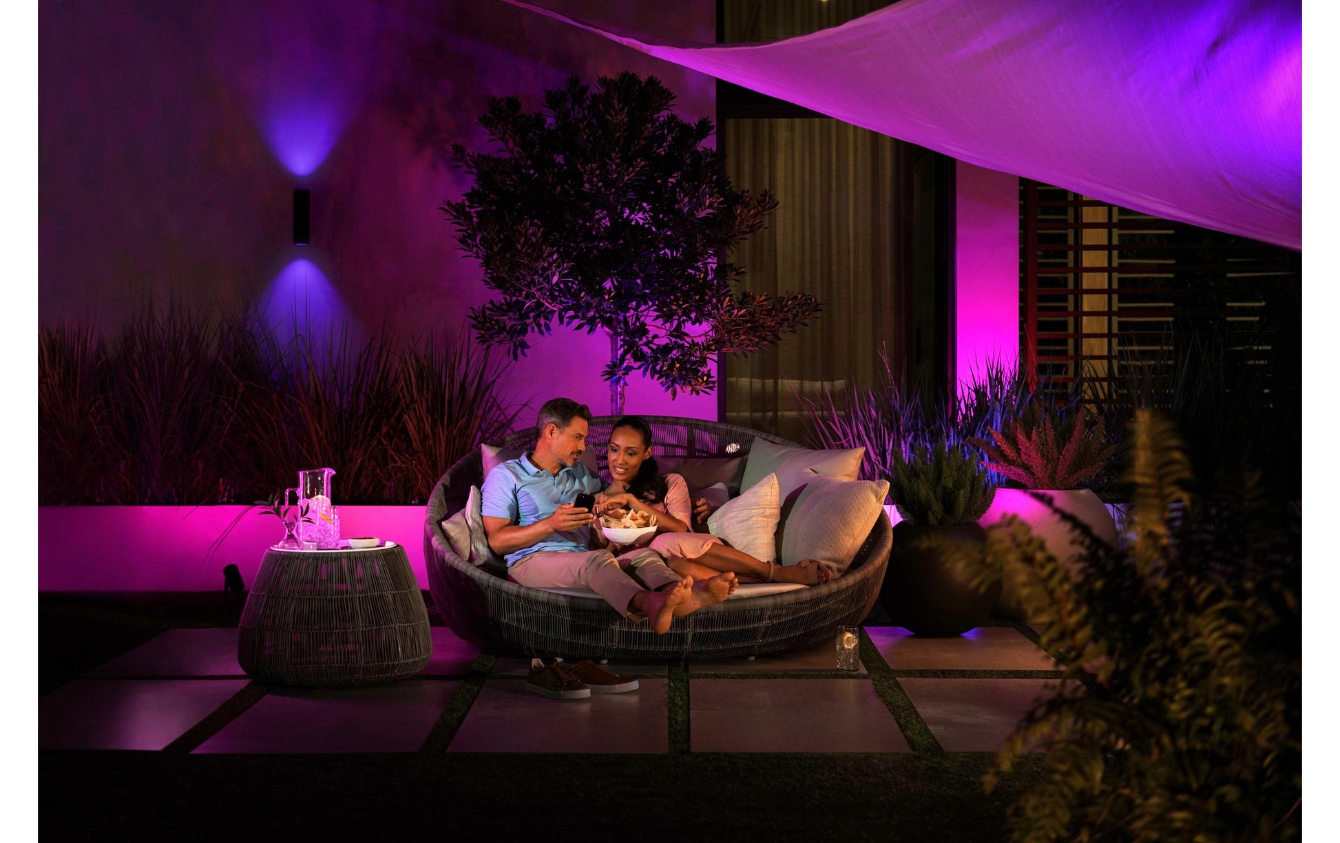 Philips by Signify Philips Hue Aussenwandleuchte – RGBW, 2000–6500 K – IP44 – Netzbetrieb – für Hue Bridge – Schwarz