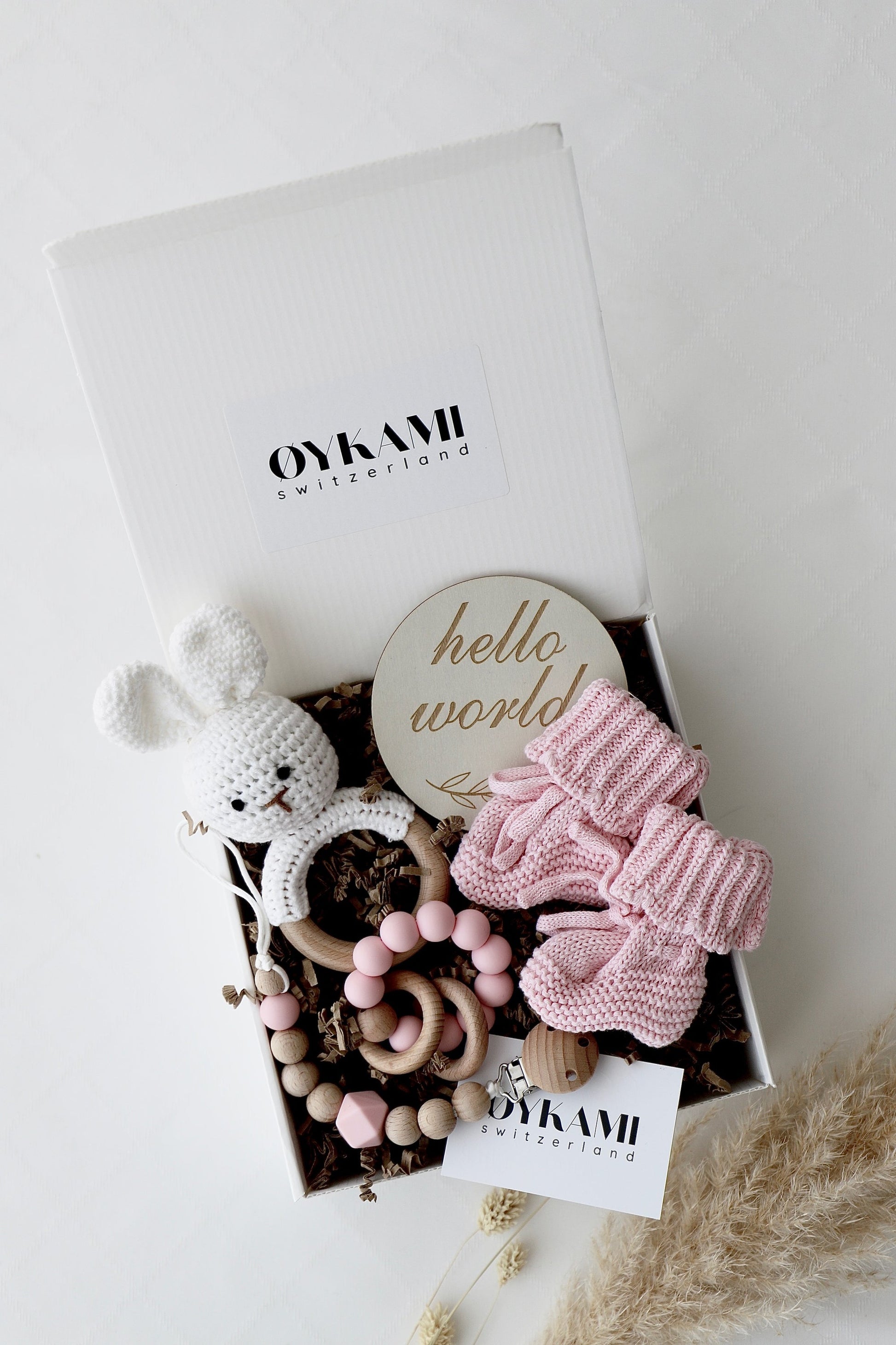 OYKAMI Plüschtier Hase – Geschenkbox mit Beissring, Schnullerkette – Rosa – ab 0 J.