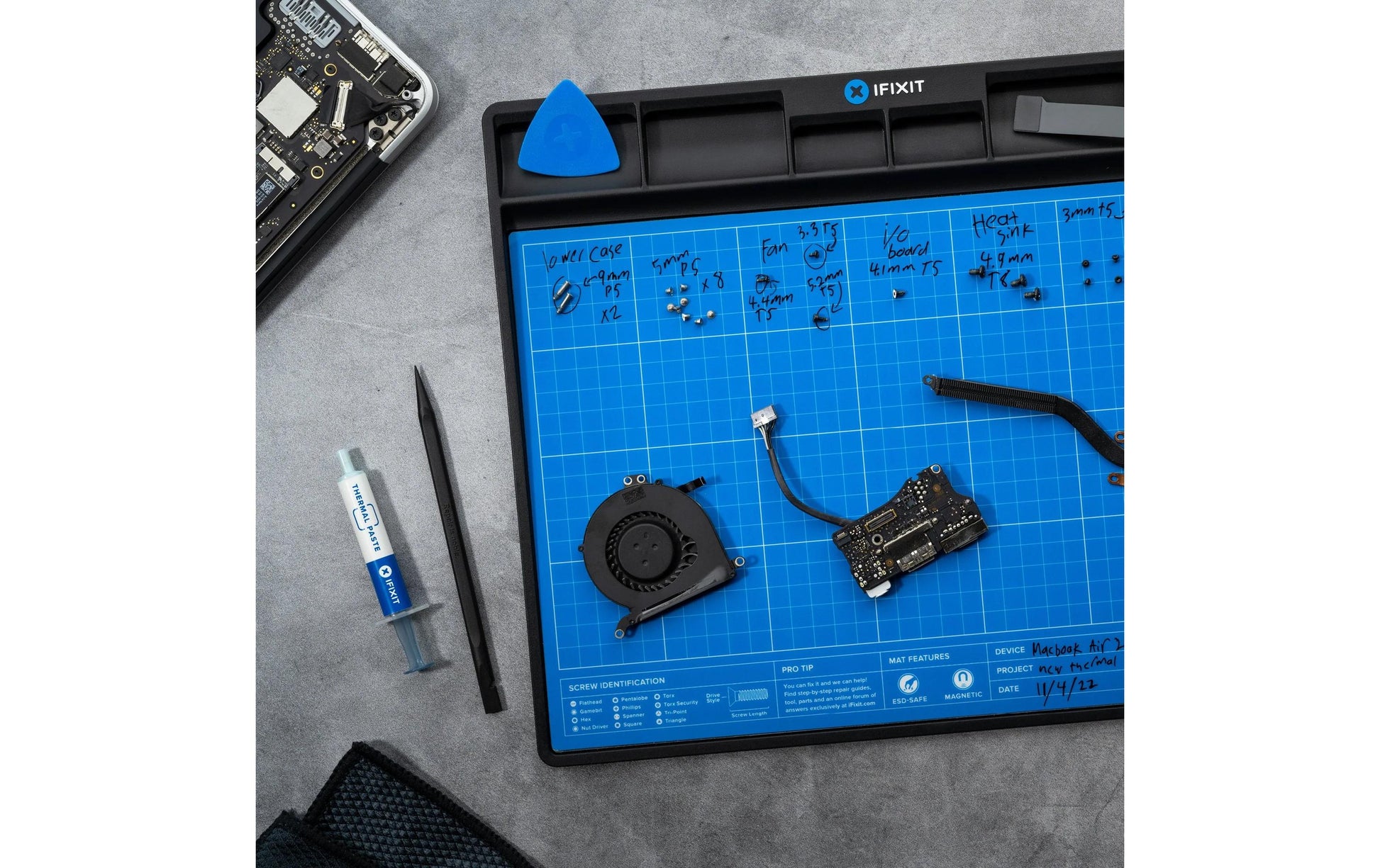 iFixit Magnetmatte – 300 × 250 mm, antistatisch, Bithalter, Stift, schwarz/blau/weiss