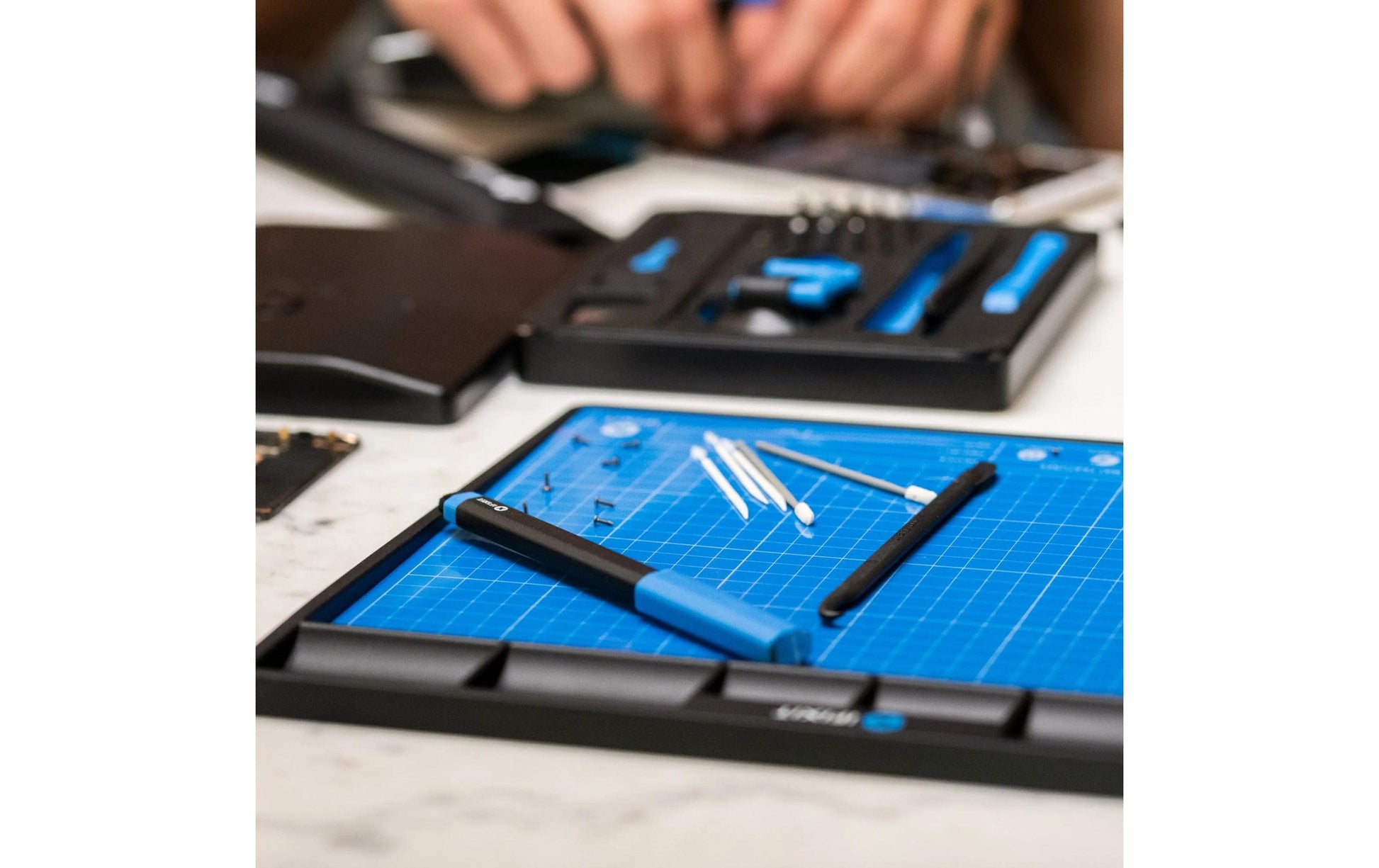 iFixit Magnetmatte – 300 × 250 mm, antistatisch, Bithalter, Stift, schwarz/blau/weiss