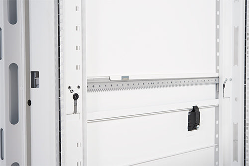 APC NetShelter SX – 19" Netzwerkschrank 48U, abschliessbar, 600 × 1070 × 2258 mm, weiss