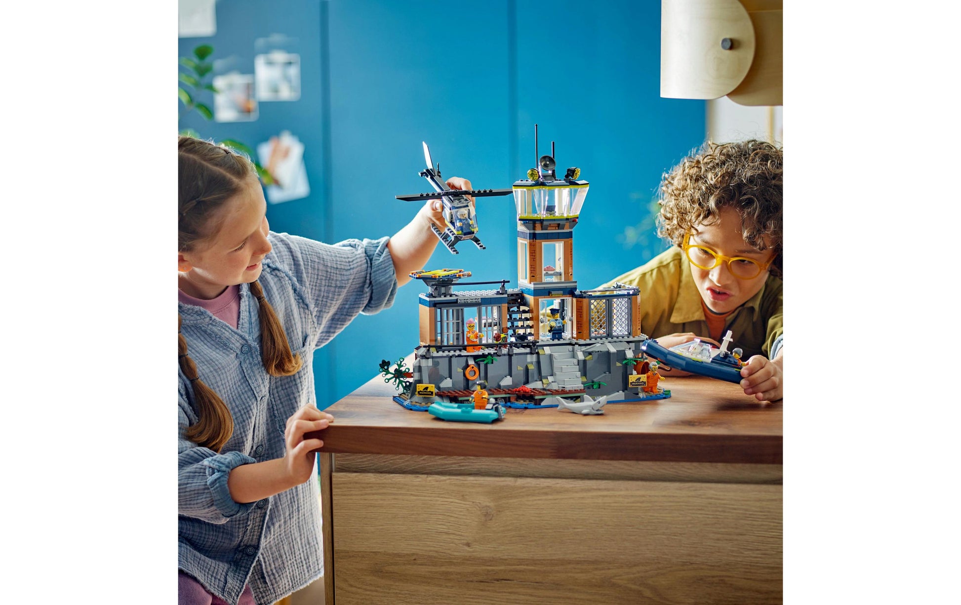 LEGO Bauset Polizeistation auf der Gefängnisinsel – City – 980 Teile – ab 7 Jahren
