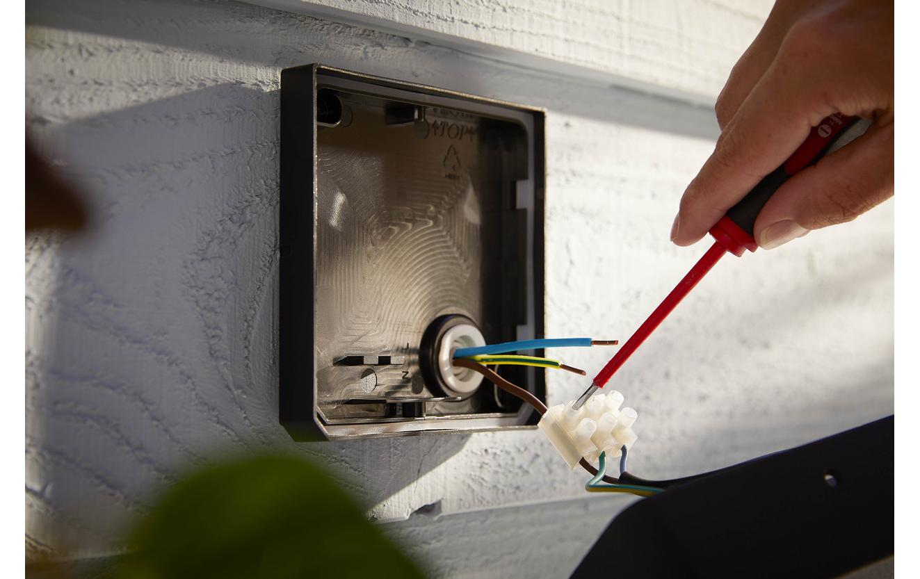Philips by Signify Philips Hue Aussenwandleuchte – ZigBee – für Philips Hue – schwenkbar, dimmbar – Schwarz – Metall