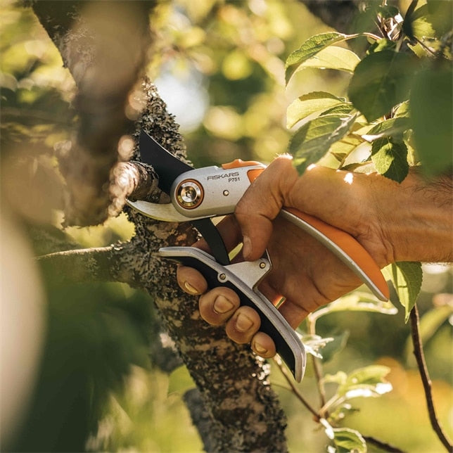 Fiskars P751 – Bypass-Gartenschere Schnittbreite 24 mm, Aluminiumgriff, Orange, 1 Stk.