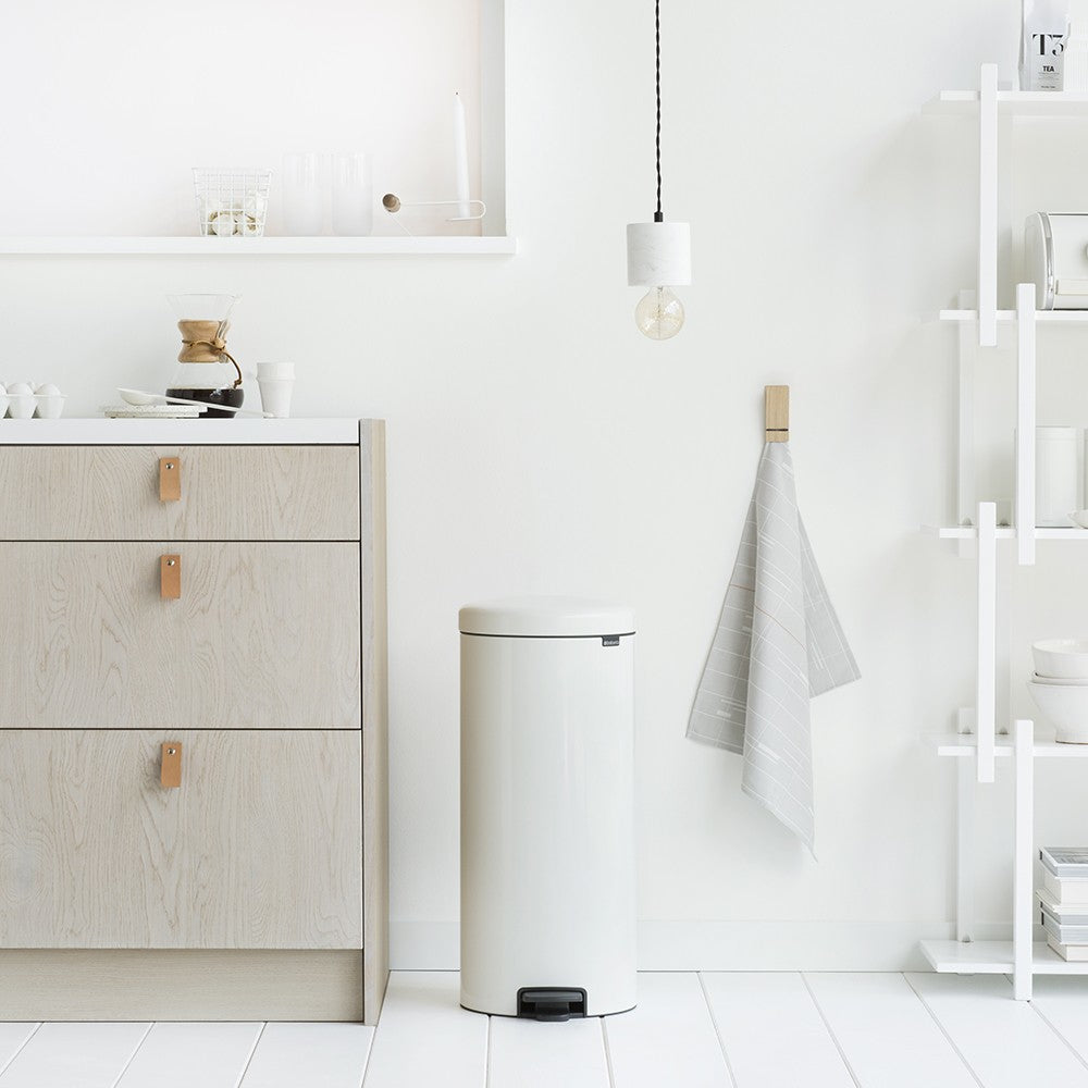 Brabantia Papierkorb NewIcon – 30 l – mit Deckel, Kunststoff-Einsatz, weiss