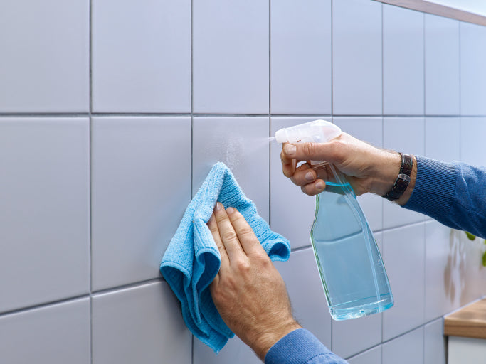 TESA Haken – weiss (4 kg) – selbstklebend – für Putz – 2 Stück