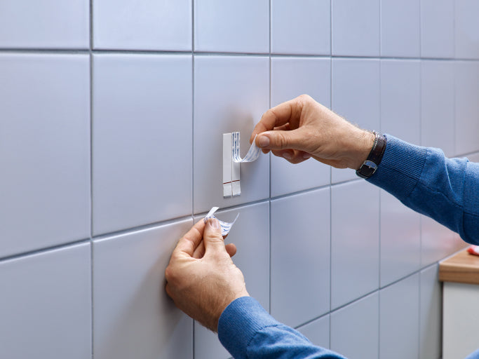 TESA Haken – weiss (4 kg) – selbstklebend – für Putz – 2 Stück