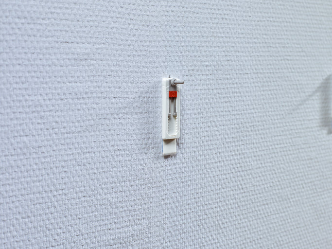 TESA Verstellbare Klebeschraube für Tapete/Putz – Weiss, bis 1 kg, 2 Stk.