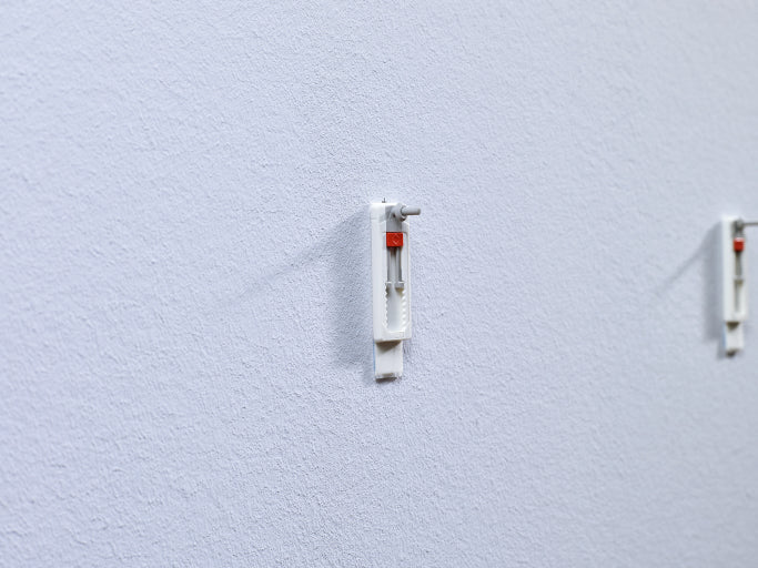 TESA Verstellbare Klebeschraube für Tapete/Putz – Weiss, bis 1 kg, 2 Stk.