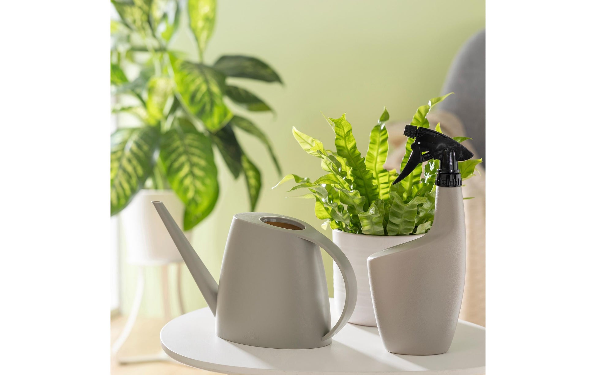 Scheurich Giesskanne Lilly – 1,5 l – Kunststoff – Taupe – 31,0 × 7,7 × 16,4 cm