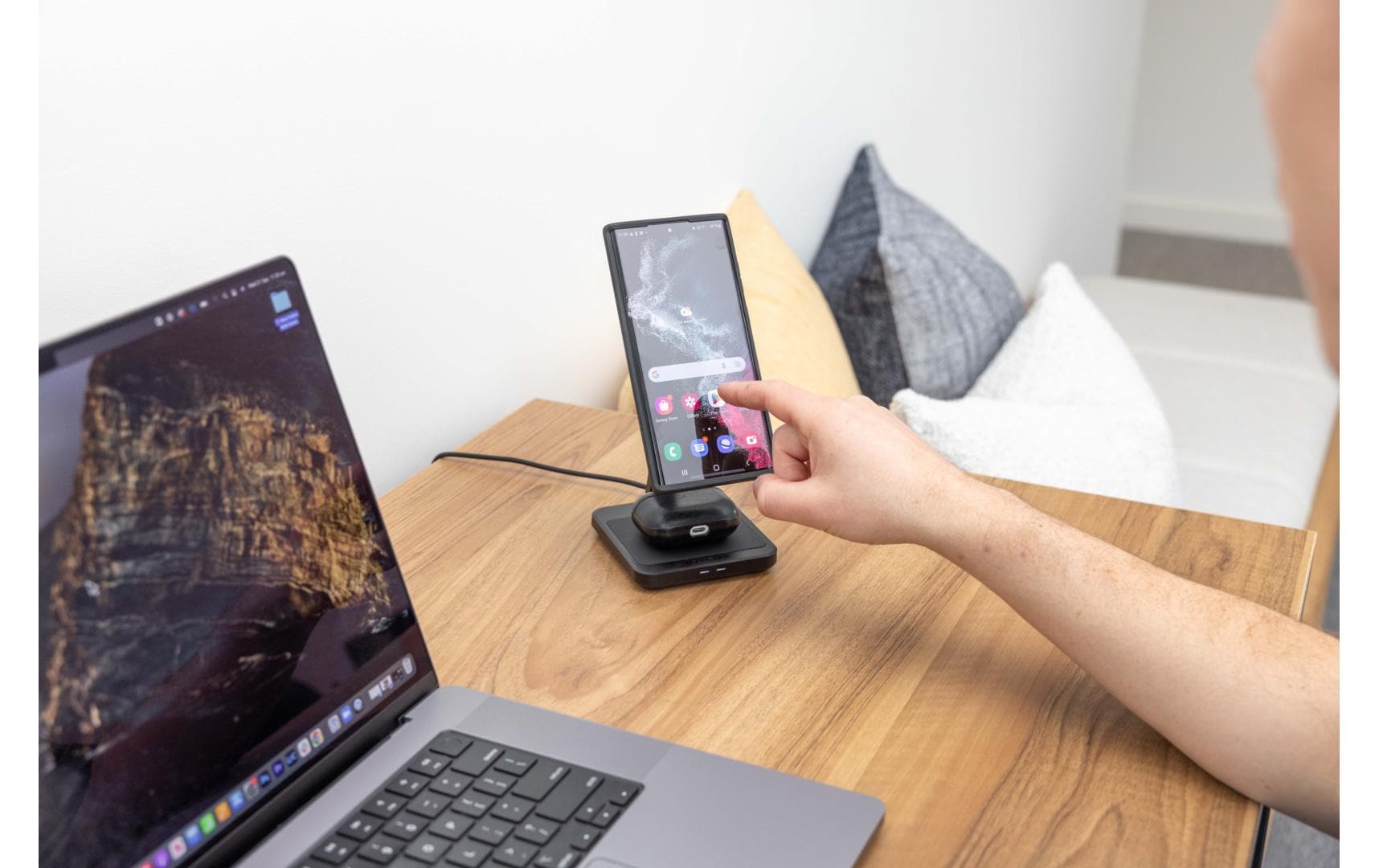 Quad Lock Dual Desktop Wireless Charger – 18 W, 1× USB-A, Qi – für Qi-kompatible Geräte