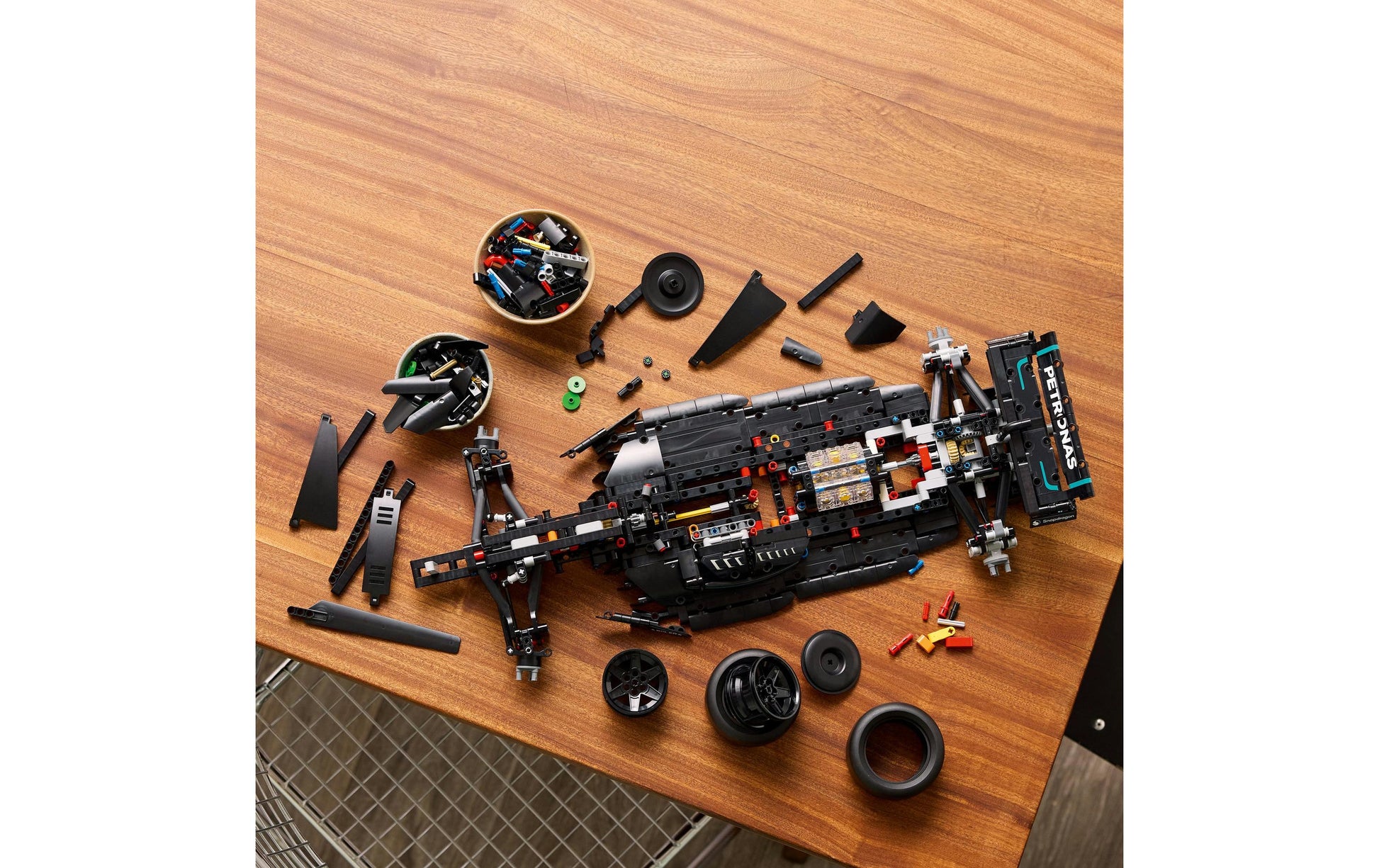 LEGO Technic Mercedes-AMG F1 W14 E Performance Bauset – 1642-teilig – 26 × 13 × 63 cm – ab 18 J.