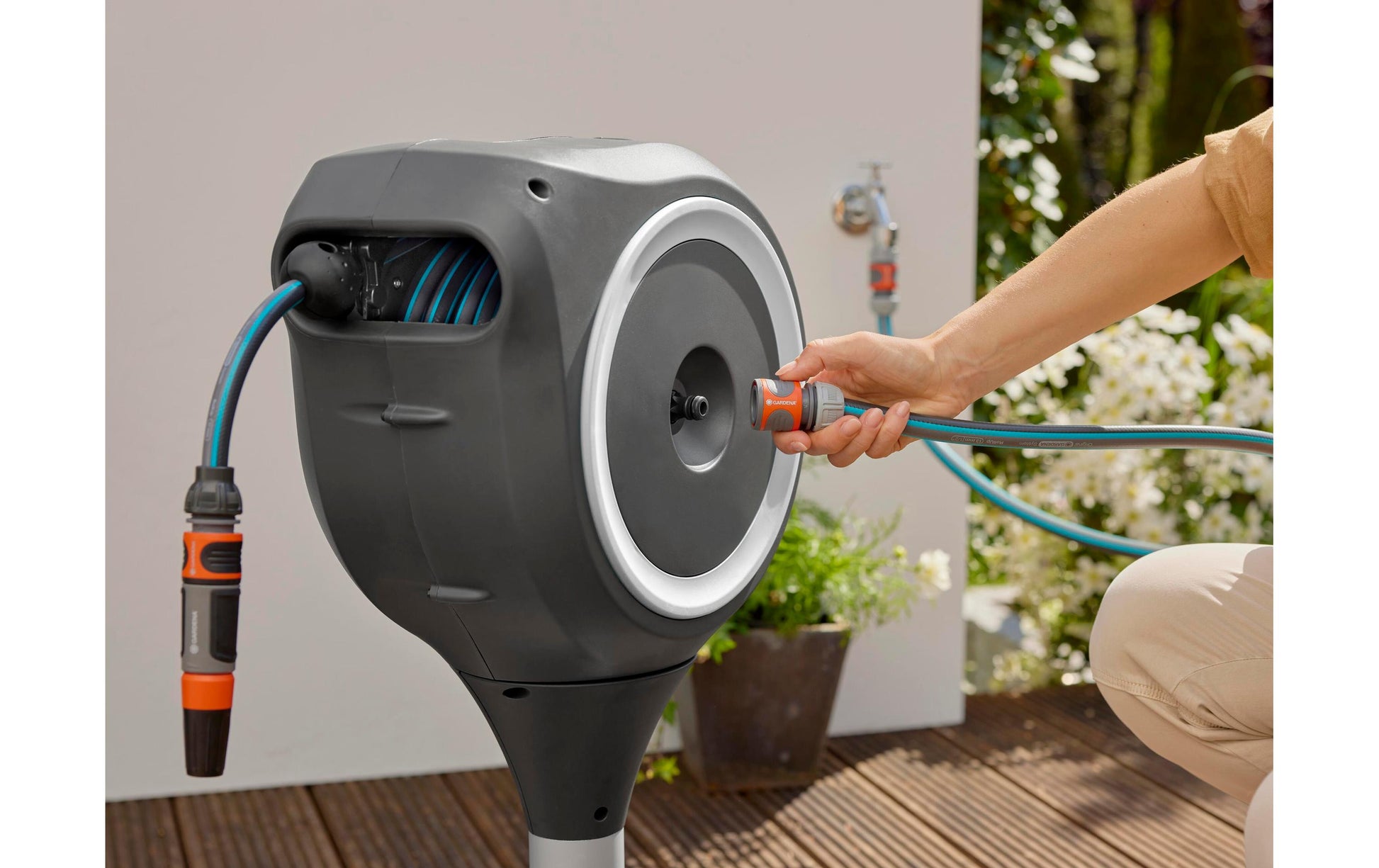 Gardena RollUp S Schlauchbox – für 15 m Schlauch – anthrazit/weiss/silber – frostbeständig – 398 × 727 × 228 mm