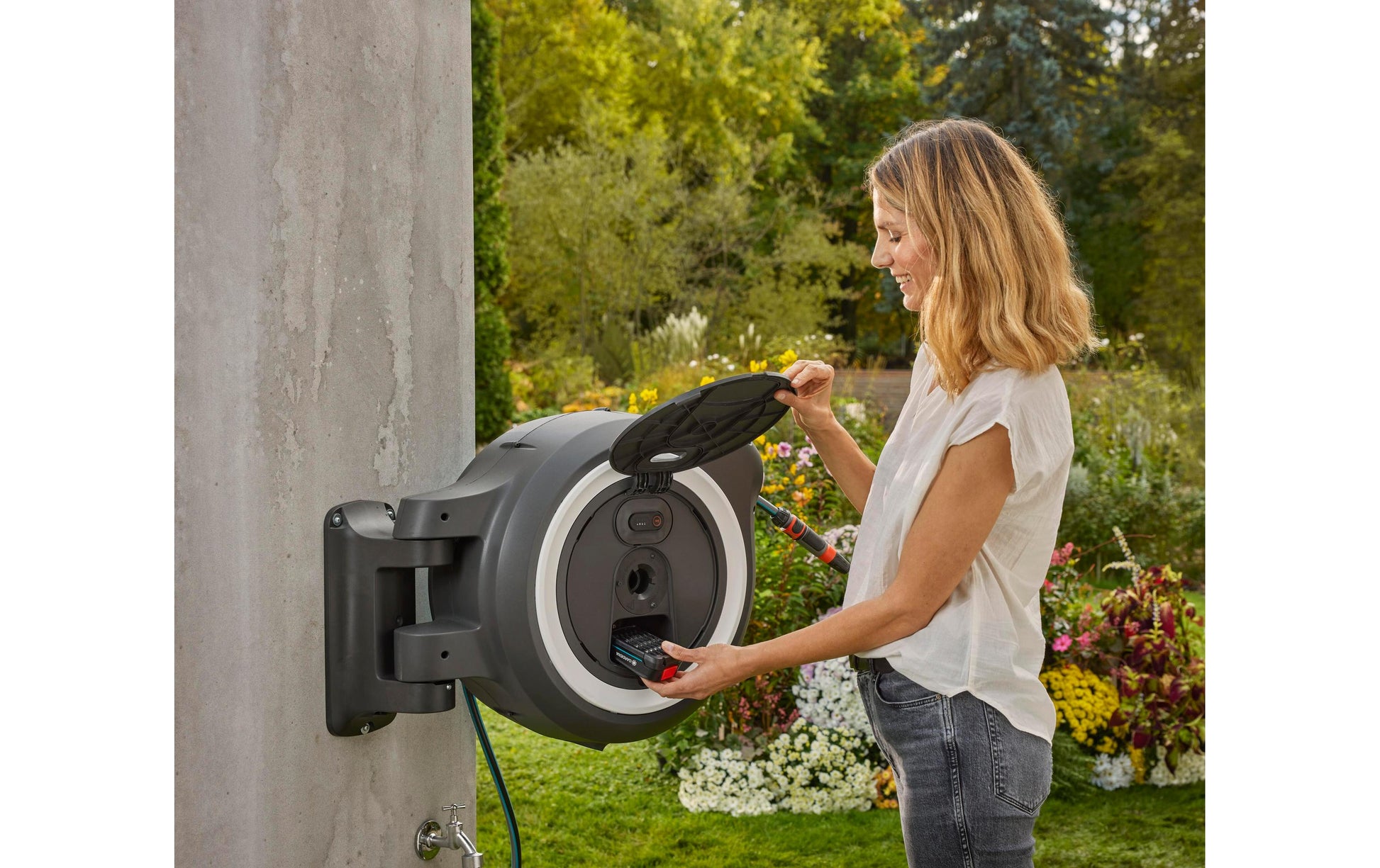 Gardena PowerRoll Schlauchbox 40 m – Akku, Wandmontage, frostbeständig, mit Ausguss, Anthrazit/Weiss