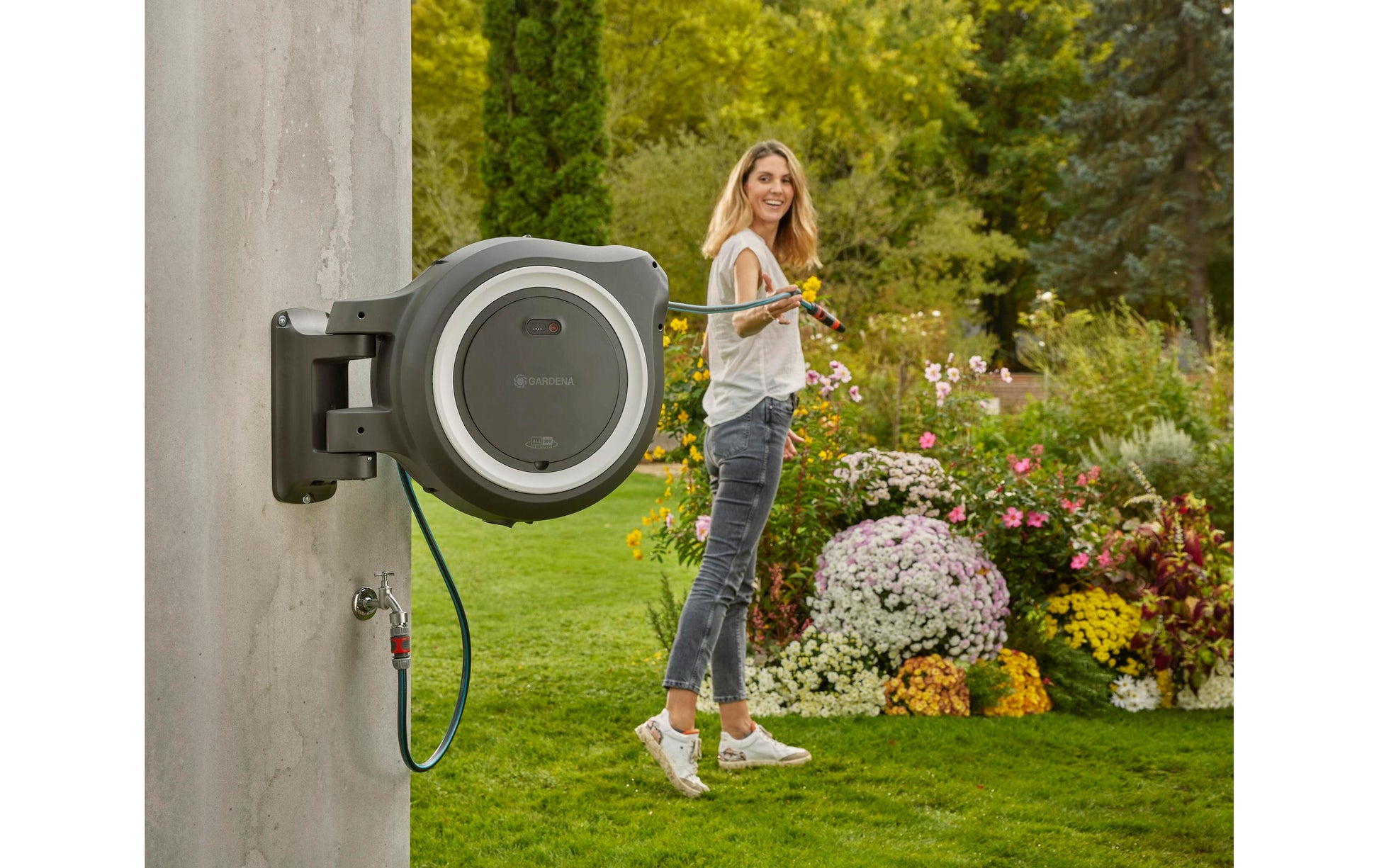 Gardena PowerRoll Schlauchbox 40 m – Akku, Wandmontage, frostbeständig, mit Ausguss, Anthrazit/Weiss