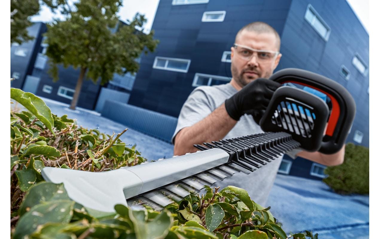 Bosch Professionelle GHE 18V-60 Akku-Heckenschere – 18 V – Schwertlänge 600 mm – 3000 SPM – Solo – AMPShare