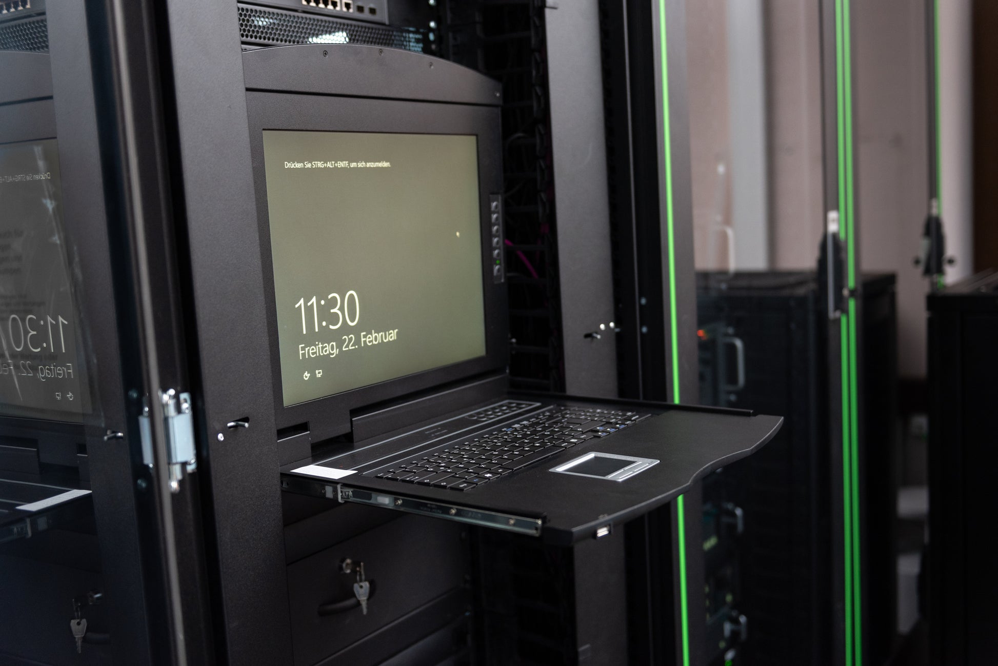 Digitus 19" Rack-LCD-Konsole – 16-Port VGA KVM, 1920 × 1080, Schweiz QWERTZ, USB 2.0, Touchpad – 1U