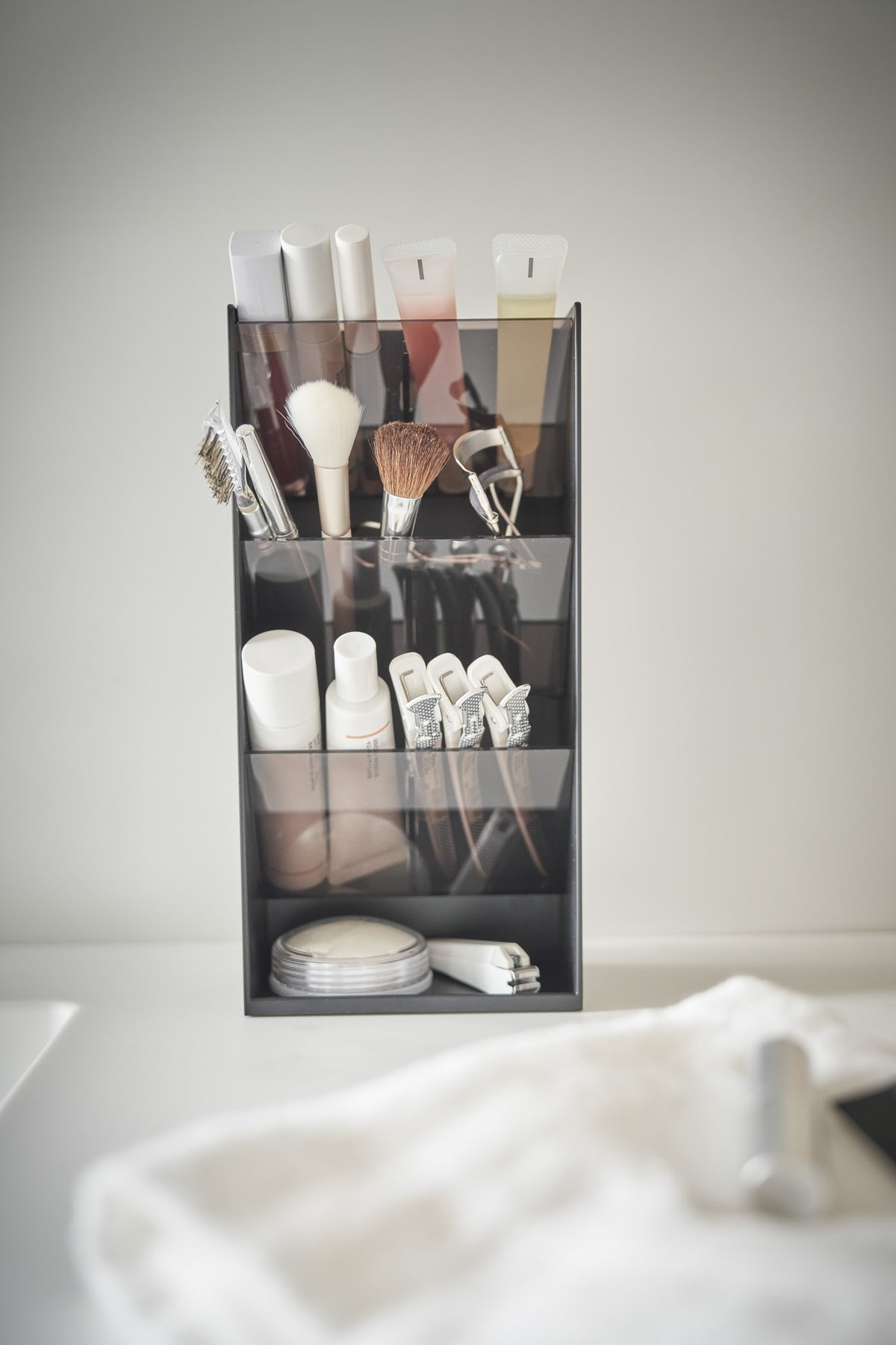Yamazaki Aufbewahrungsbox (Bad) TOWER – 12×7,7×25 cm, ABS, Polycarbonat, Silikon, Tisch, Schwarz