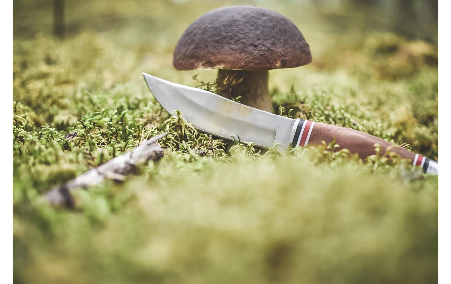 Øyo GEILO – Outdoormesser 110 mm, Stahl, mit Lederscheide, dunkelbraun