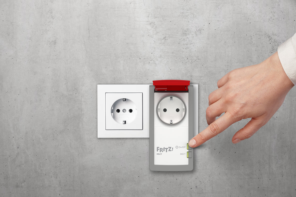 FRITZ! FRITZ DECT 210 – Smart-Steckdose – DECT, 15 A, Verbrauchsmessung, Spritzwassergeschützt (IP44)