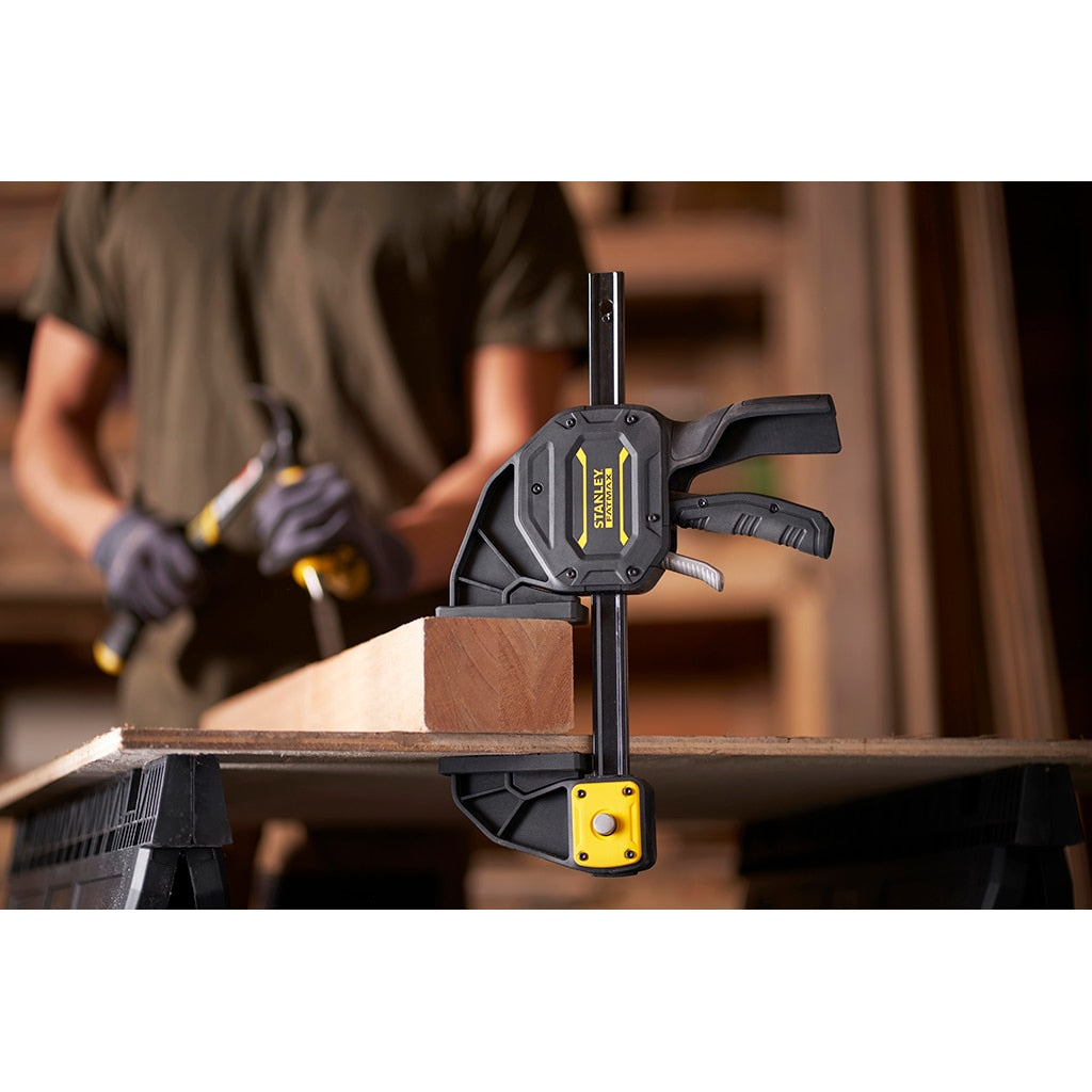 Stanley FATMAX XL Einhandzwinge – Spannweite 1'250 mm, Schliesskraft 270 kg, Nylon mit Klemmpads