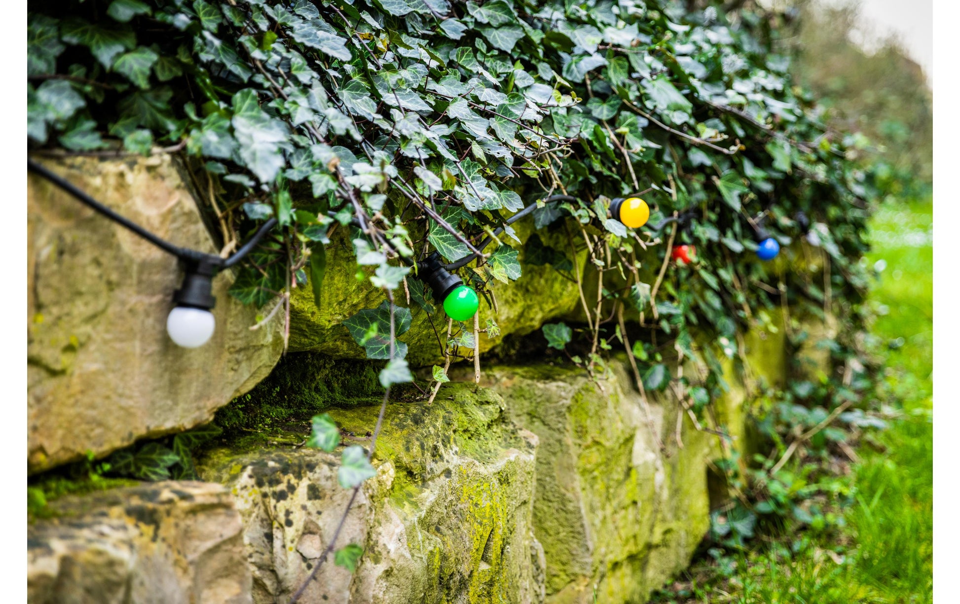M. Schönenberger Lichterkette – 15 m – 15 LEDs – Mehrfarbig – 15 W – IP44 – Netzbetrieb – Schwarz – Kunststoff