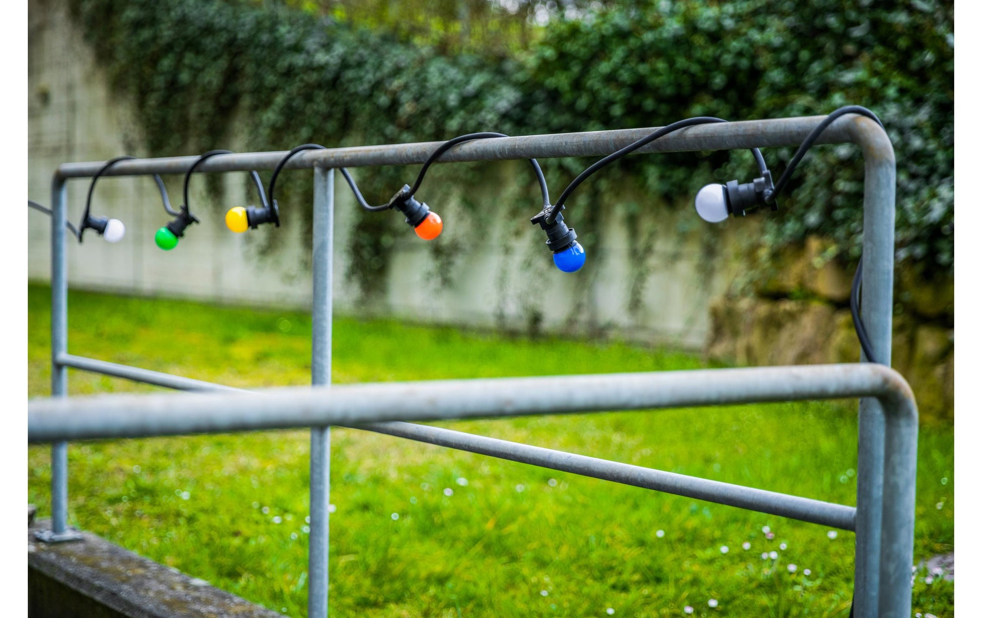 M. Schönenberger Lichterkette – 15 m – 15 LEDs – Mehrfarbig – 15 W – IP44 – Netzbetrieb – Schwarz – Kunststoff